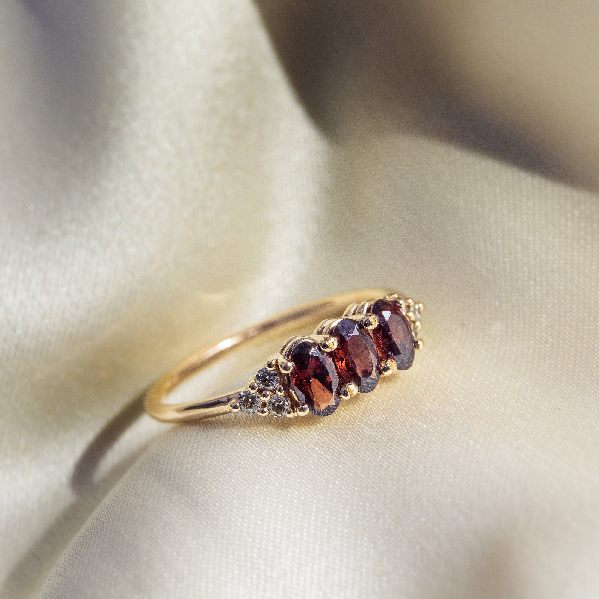 Trilogía Diamantes talla brillante 0.12ct oro 18kt. Tres piedras ovales 5x3mm.