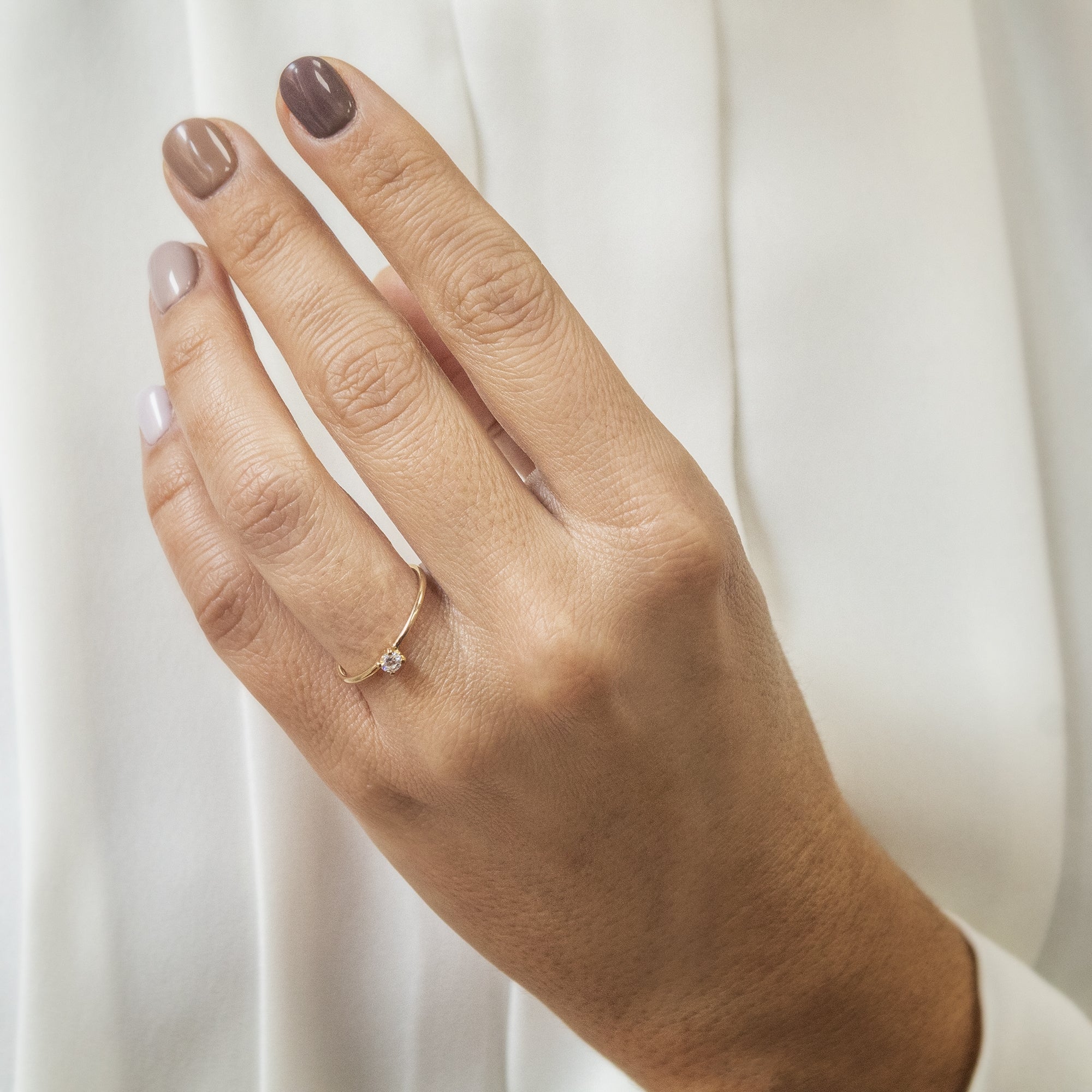 Solitario Diamante 0.035ct oro 18kt talla brillante. Montura 4 grapas.