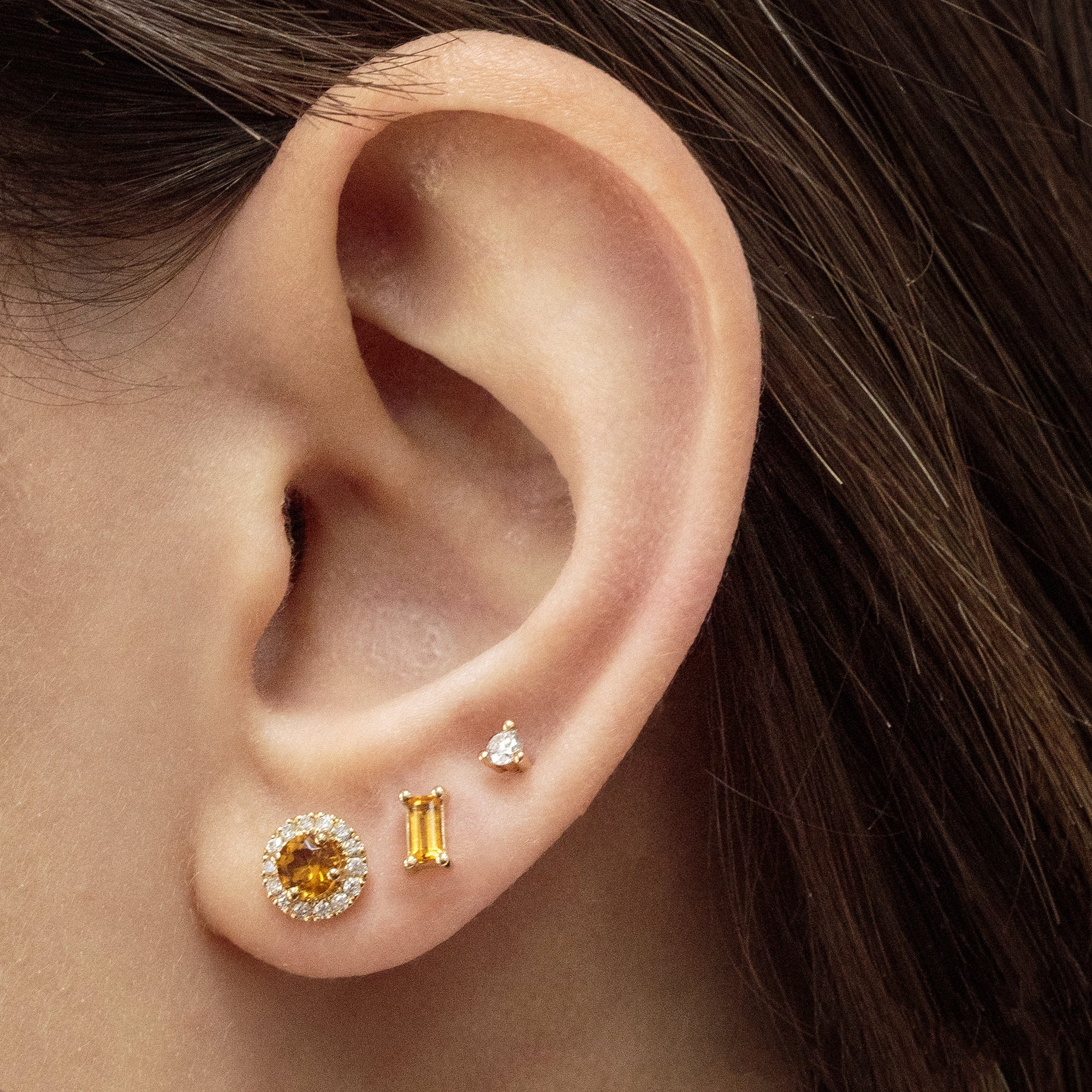 Pendiente oro amarillo 18kt con Citrino talla baguette 4x2mm. Montura 4 grapas y cierre tipo presión.