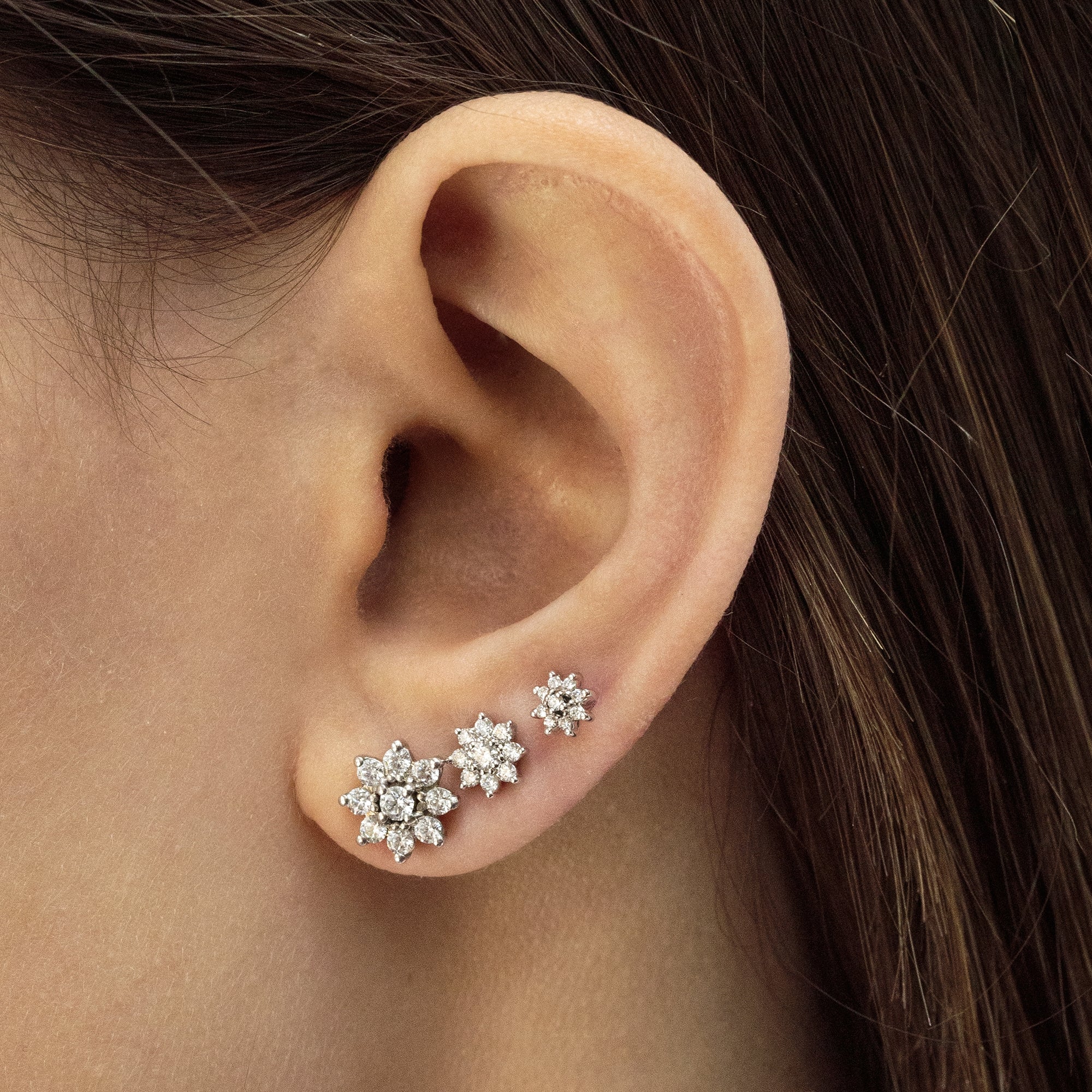 Pendientes Rosetón Diamantes talla brillante 0.33ct oro 18kt. Diamante central de 2.2mm y laterales: 1.5mm.