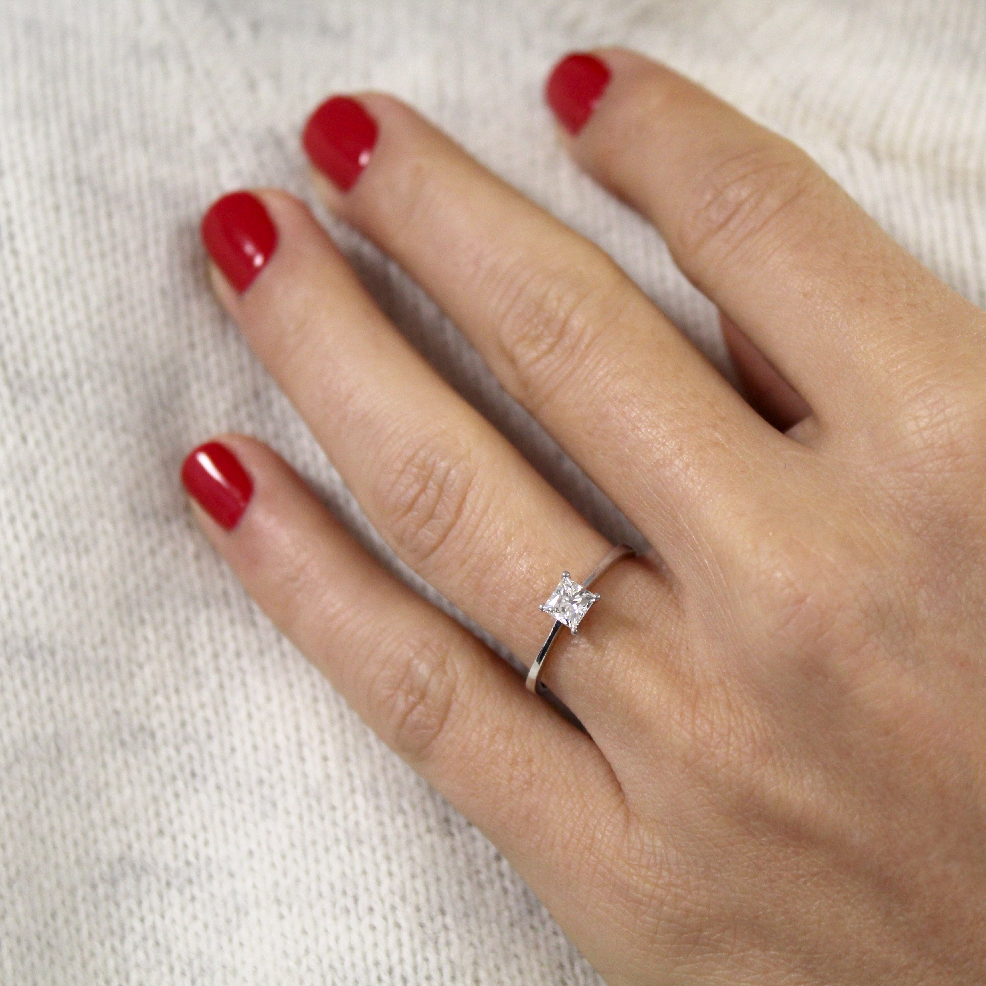 anillo-solitario-con-diamante-talla-princesa-y-oro-blanco-18k
