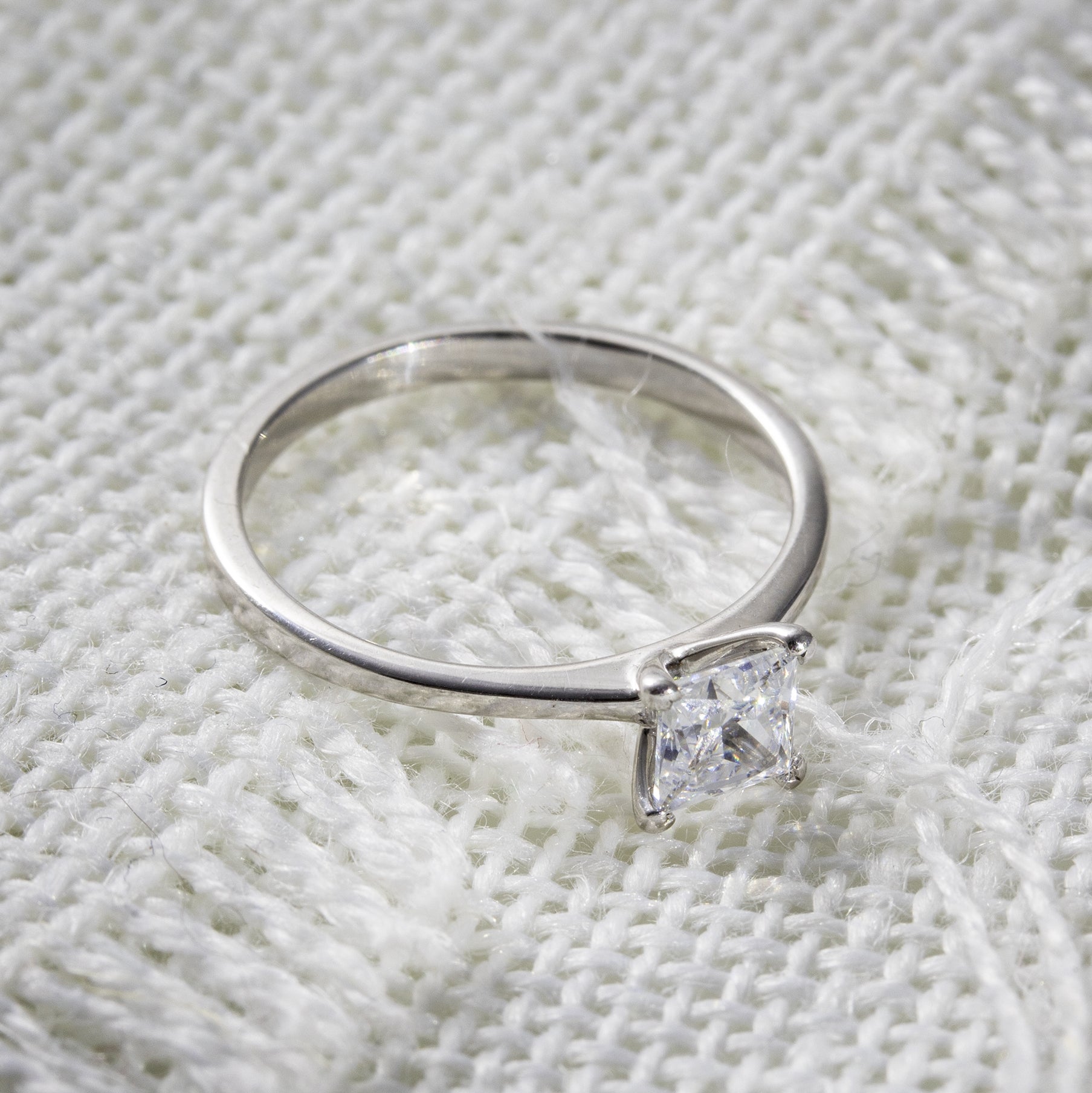 anillo-solitario-con-diamante-talla-princesa-y-oro-blanco-18k