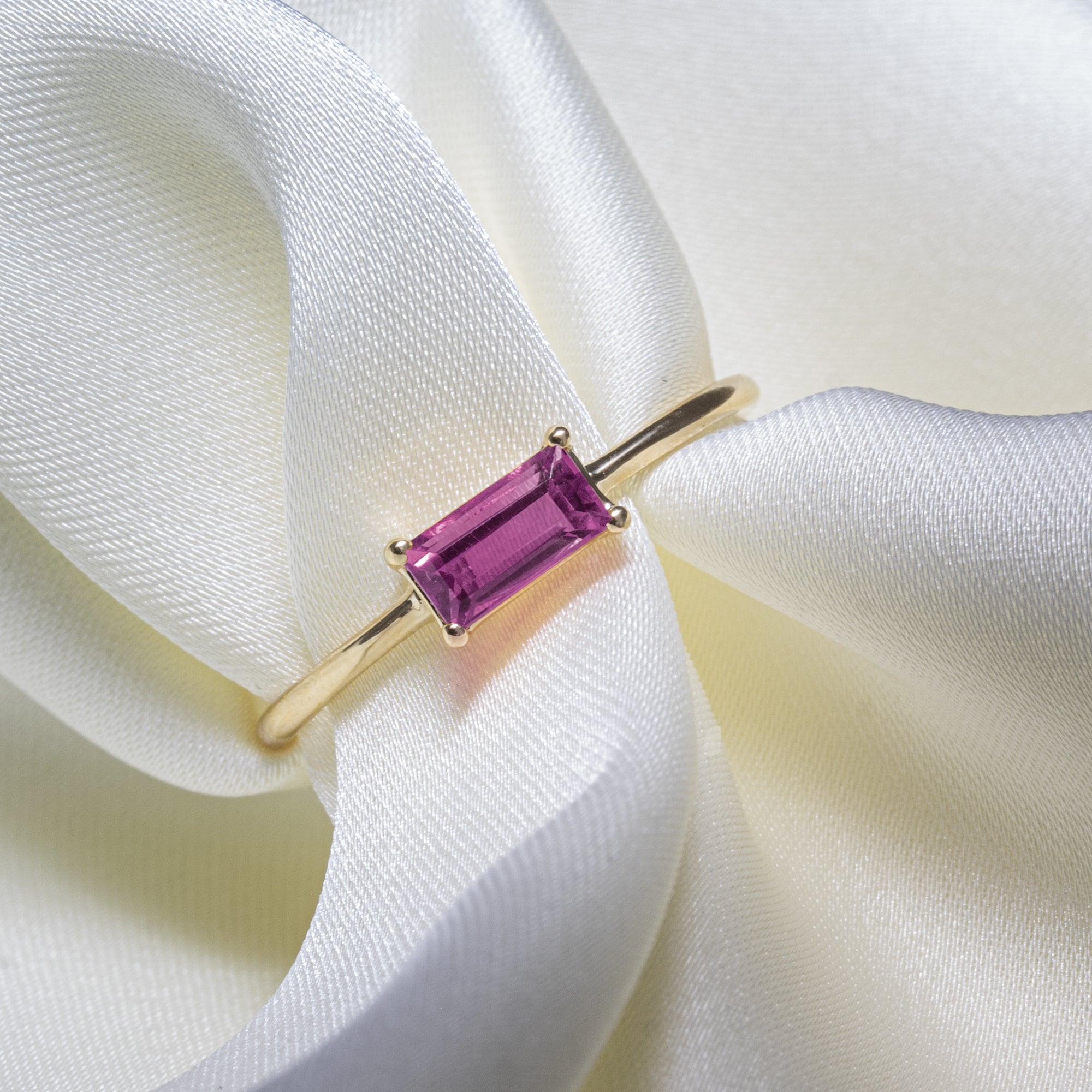 Anillo de oro 18K con rodolita talla baguette