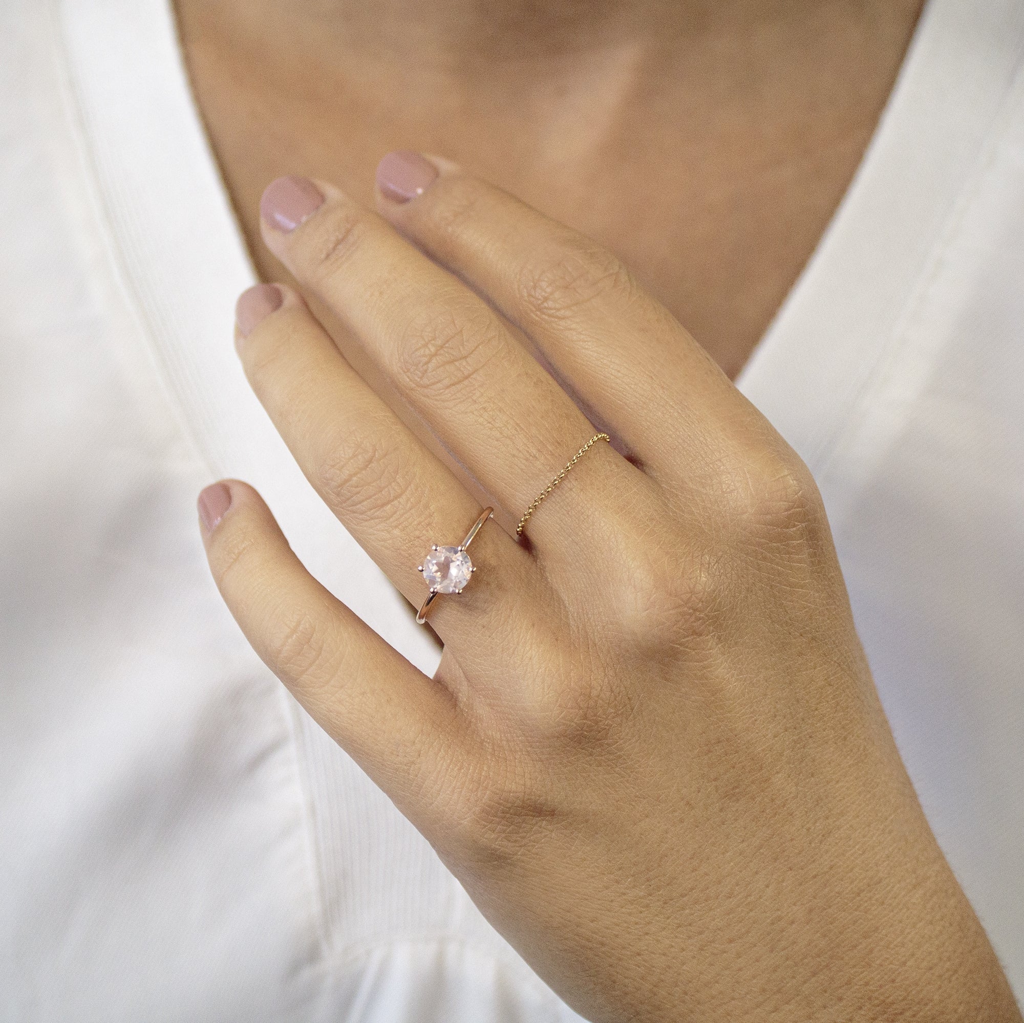 Solitario oro 18kt con Cuarzo rosa 7mm.