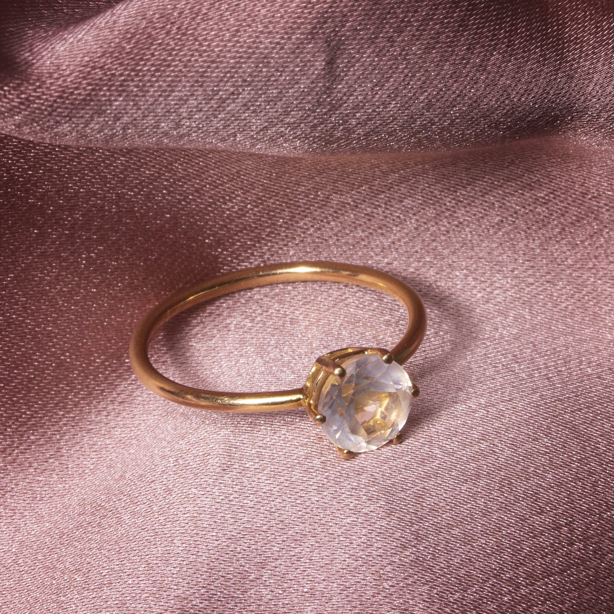 Solitario oro 18kt con Cuarzo rosa 7mm.