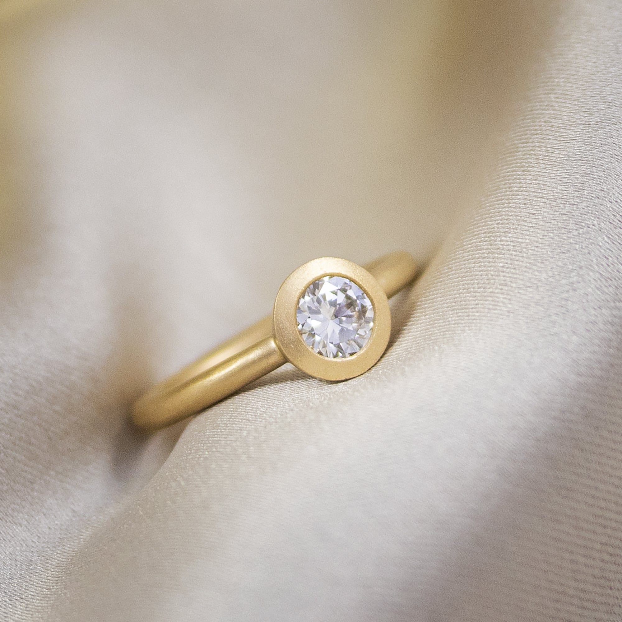 anillo-de-compromiso-oro-18k-en-mate-y-diamante-central