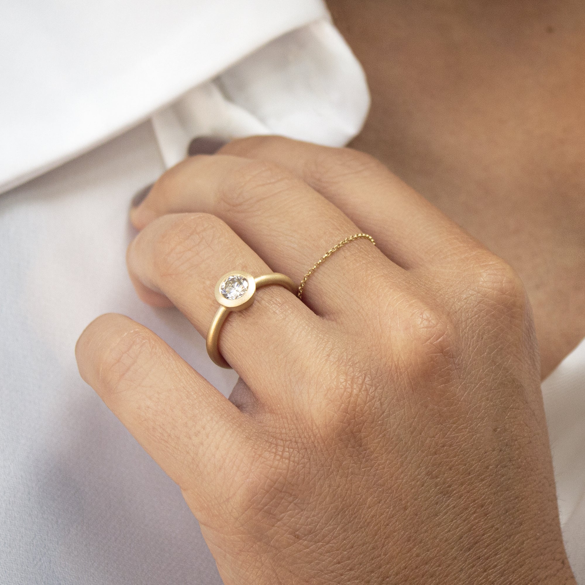 anillo-de-compromiso-oro-18k-en-mate-y-diamante-central