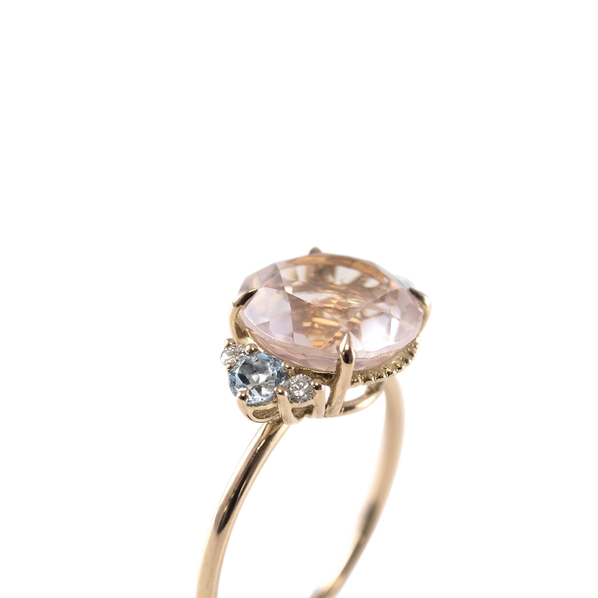 Anillo Vintage Diamantes 0.08ct oro 18kt. Piedras laterales Topacio Sky 3mm y piedra central Cuarzo rosa 10mm.