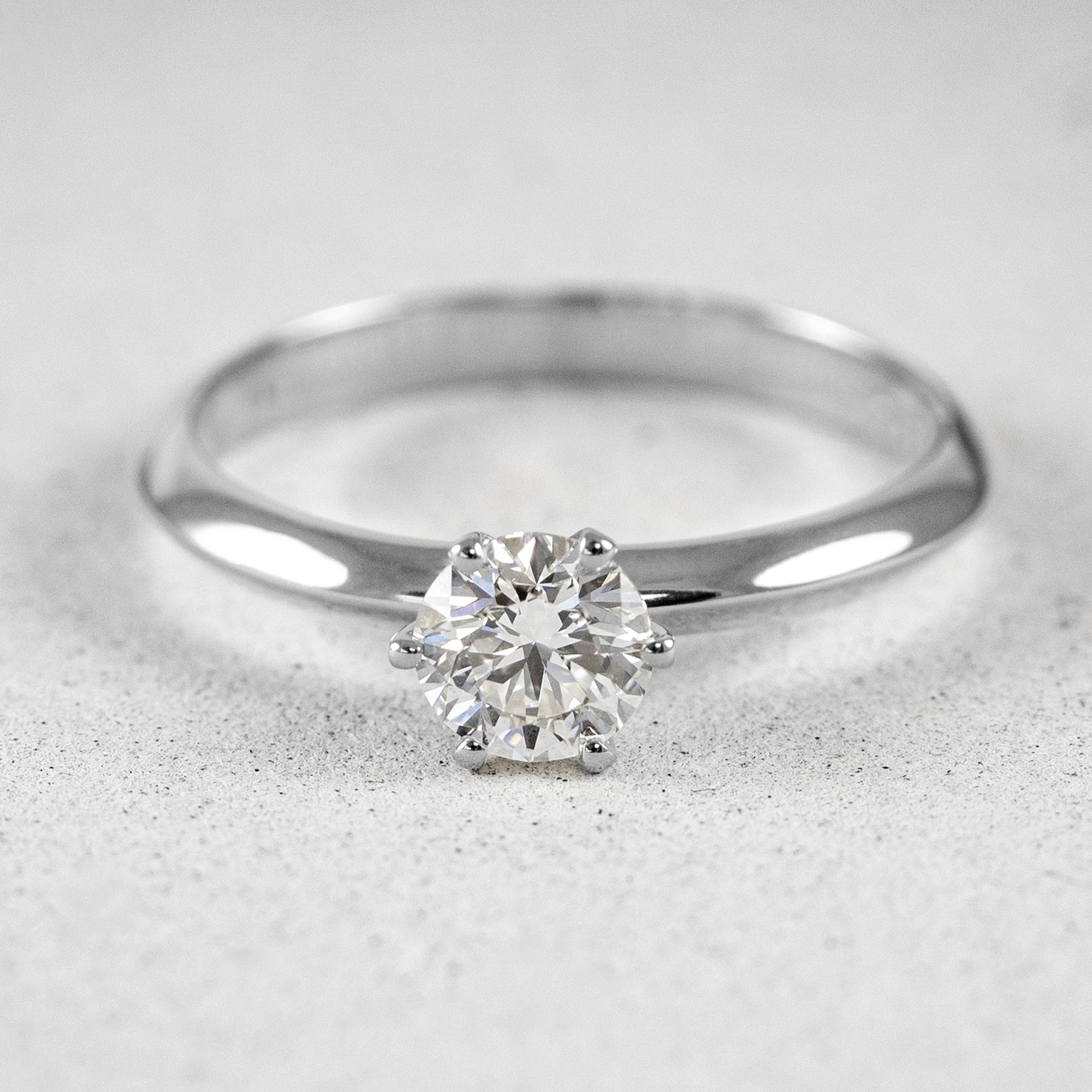anillo-solitario-de-oro-blanco-18k-y-diamante-central