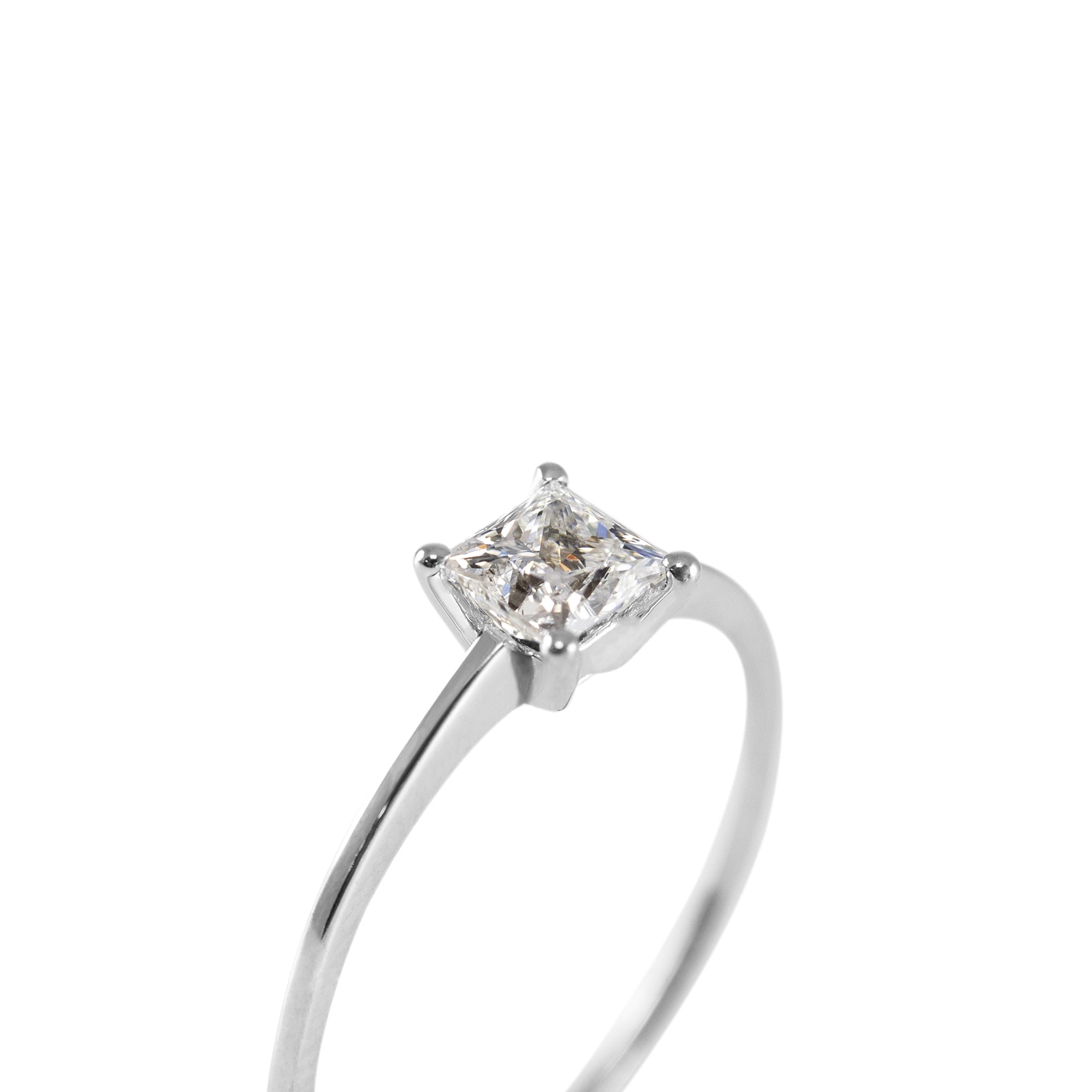 Anillo Diamante 0,30ct oro 18kt talla princesa. Montura 4 grapas.