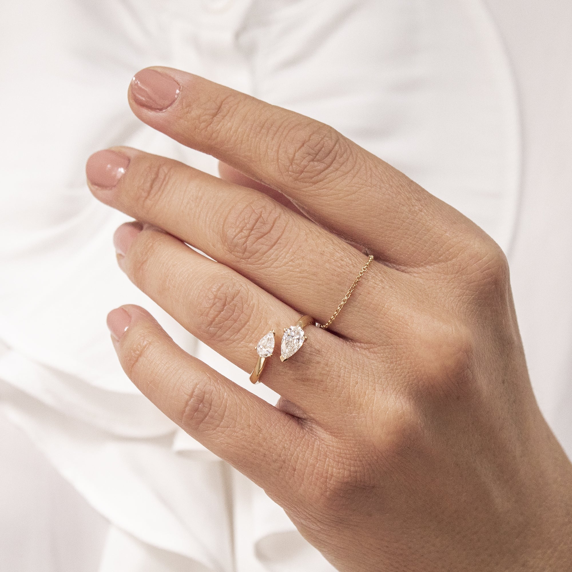 anillo-de-compromiso-duo-con-diamantes-lagrima