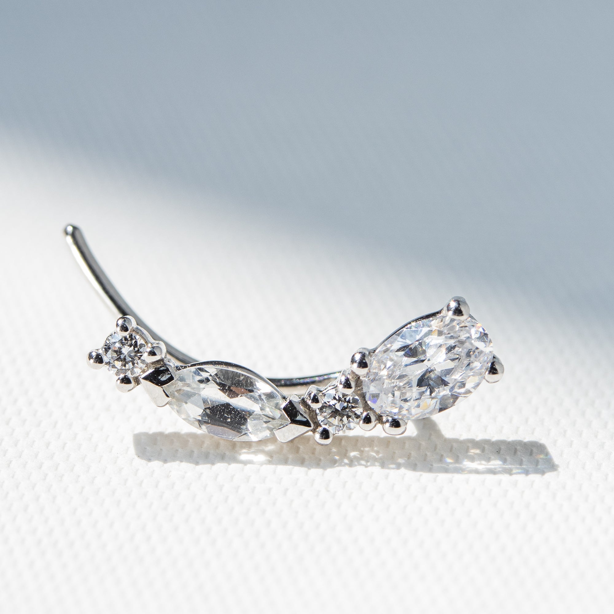 Pendiente Trepador Topacio Blanco