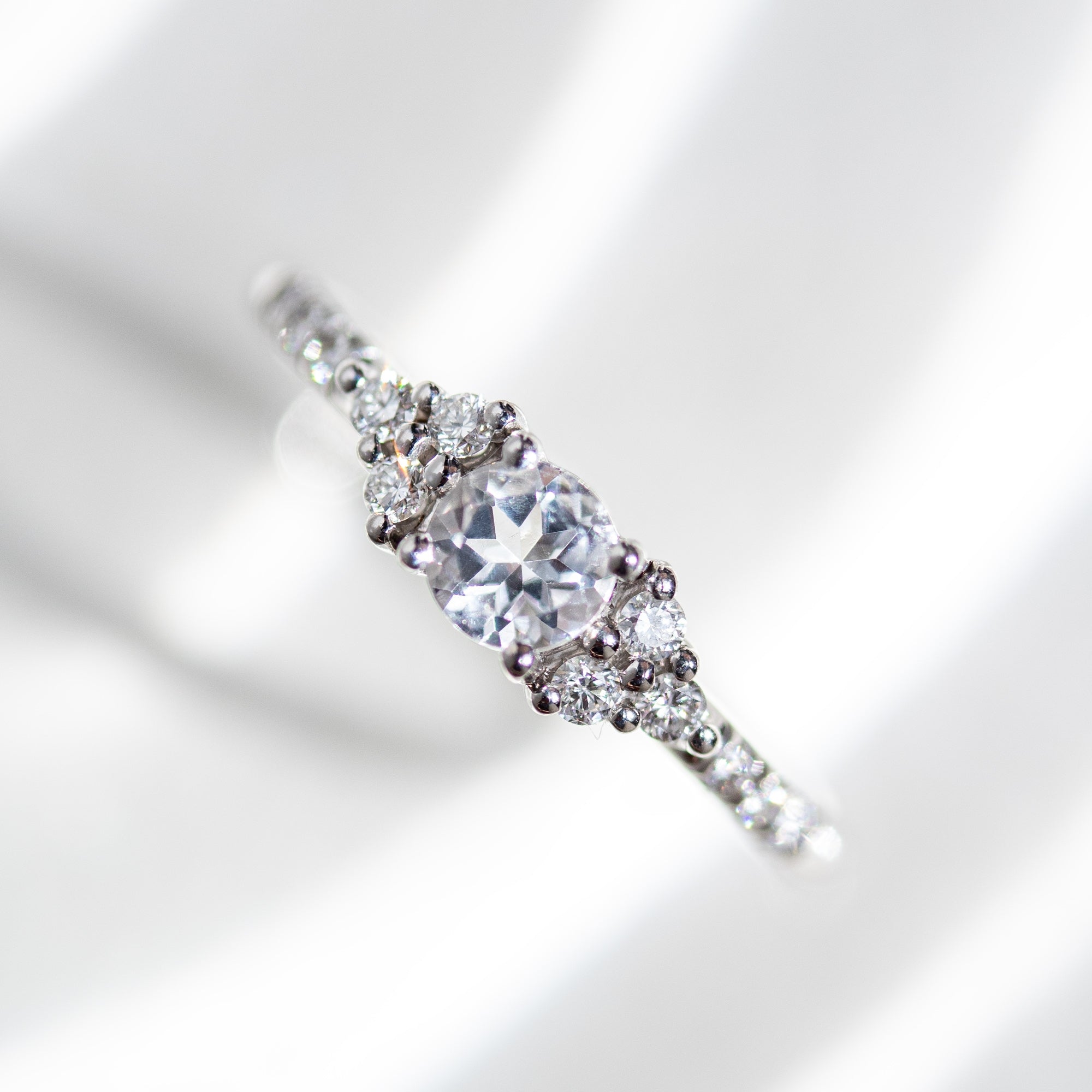 Anillo Diamantes 0.15ct oro 18kt. Piedra central Cristal de Roca 4mm.