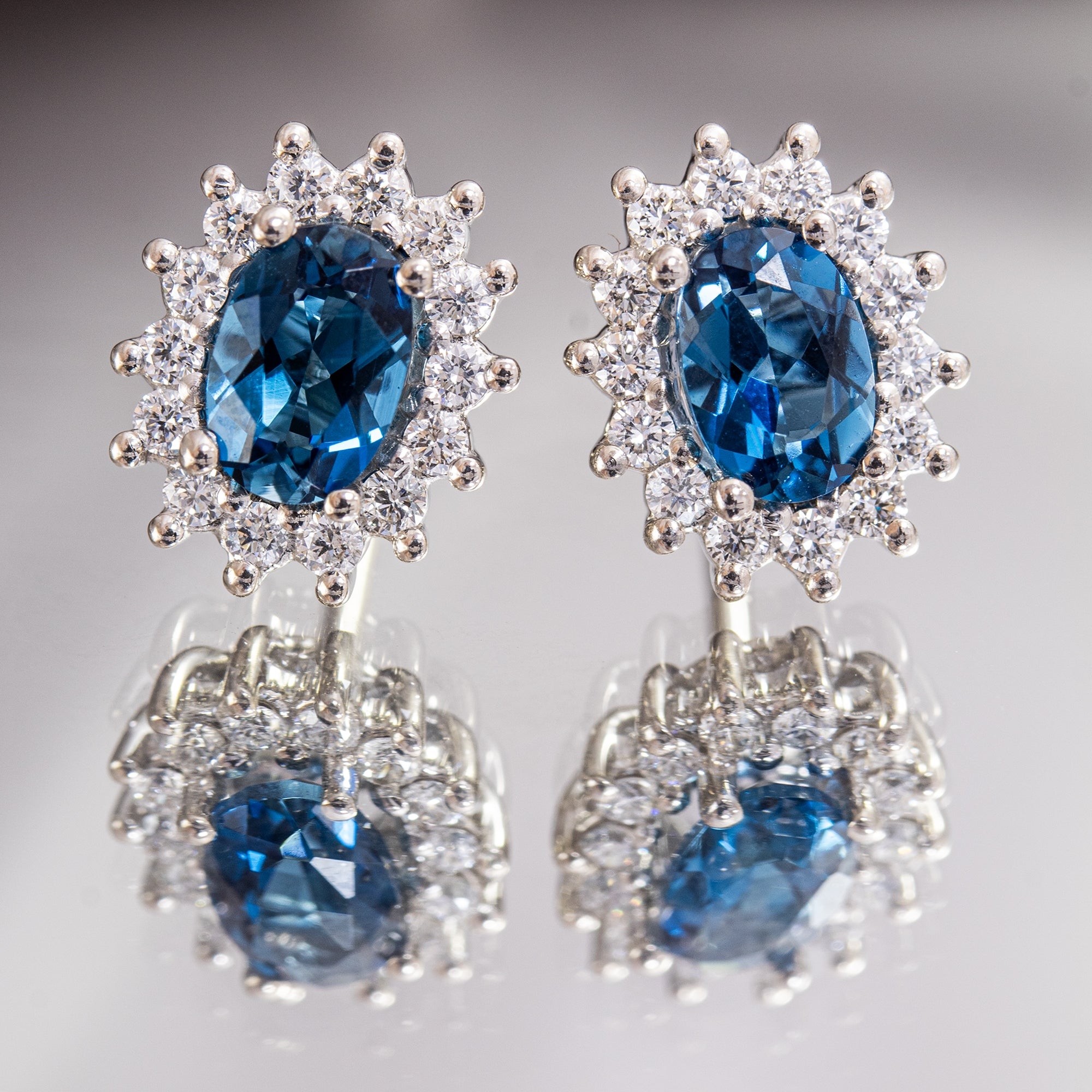Pendientes rosetón Diamante natural talla brillante 0.28ct oro 18kt. Topacio London ovalado talla brillante 6x4mm.
