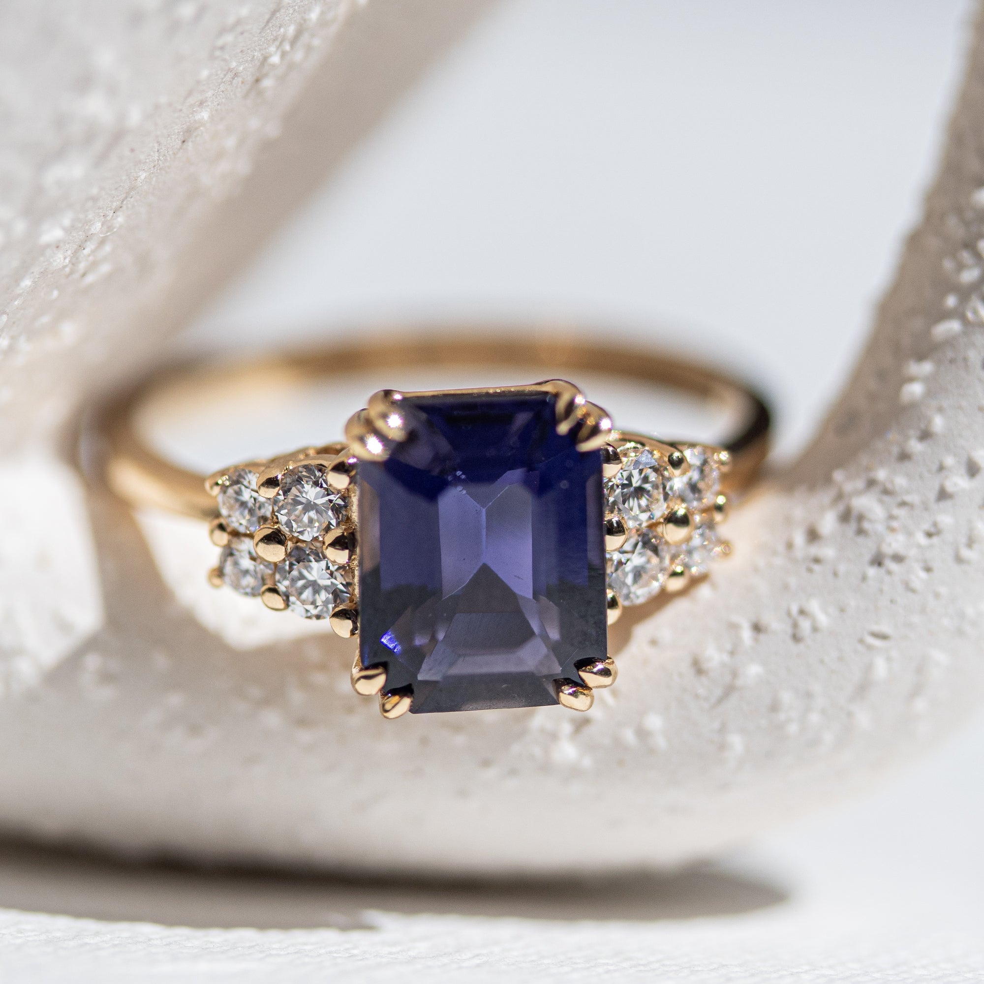 Anillo oro 18K con piedra lolita central y diamantes