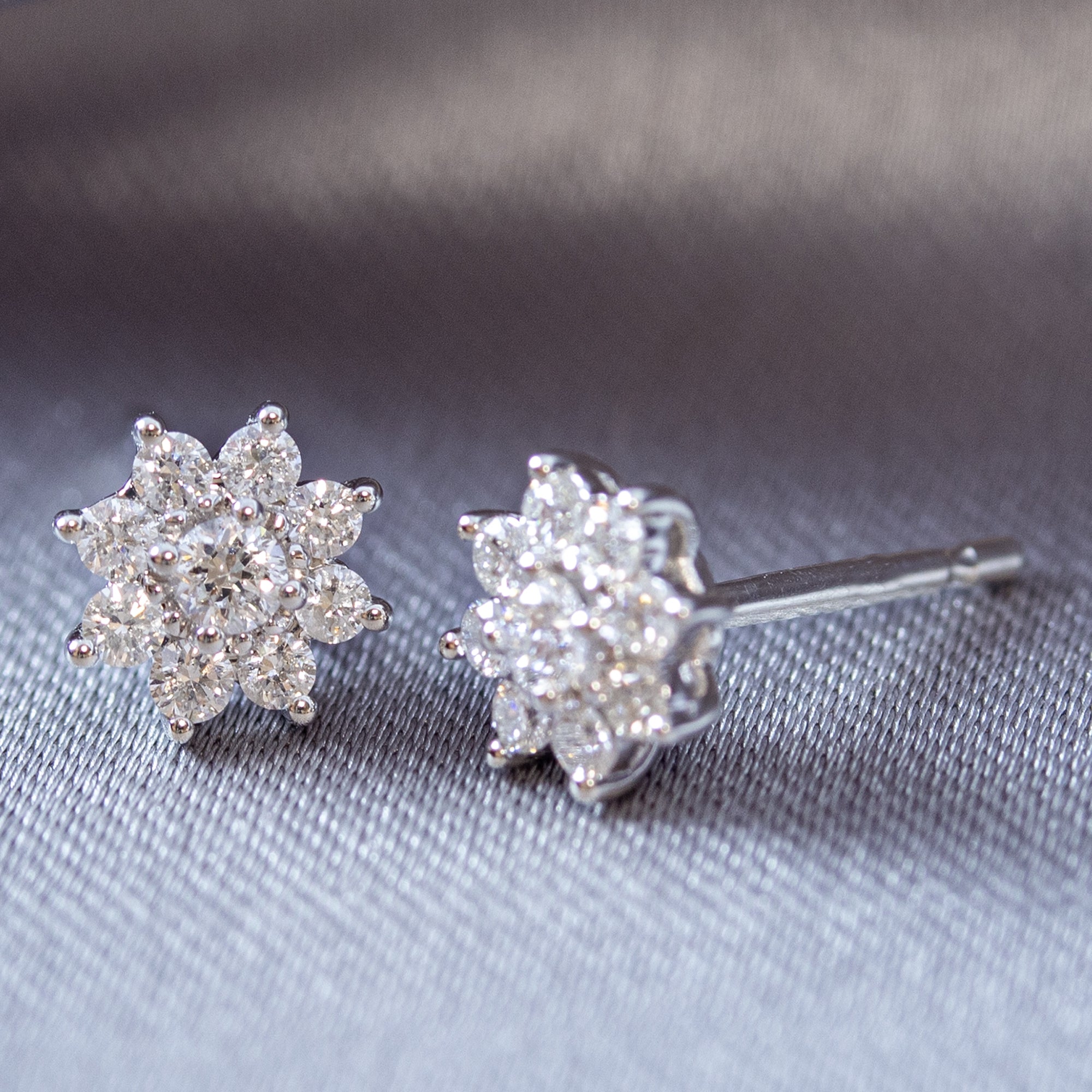 Pendientes Rosetón Diamantes talla brillante 0.33ct oro 18kt. Diamante central de 2.2mm y laterales: 1.5mm.