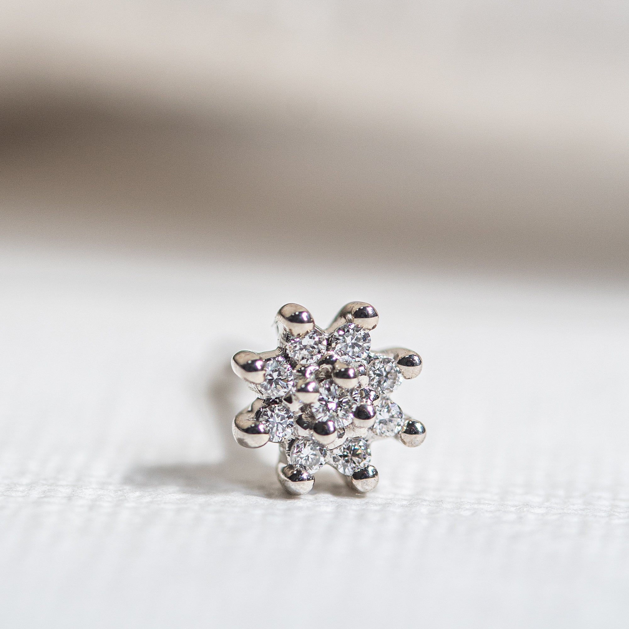 Pendiente flor Diamante talla brillante 0.05ct G/VS. Flor extra mini. Cierre tipo presión.