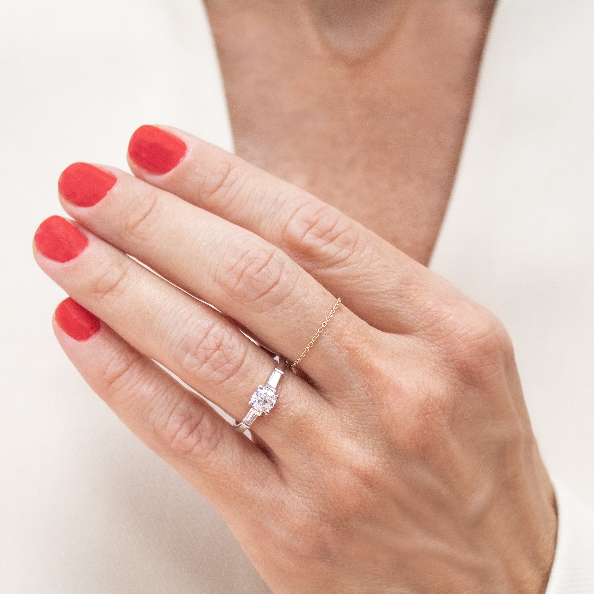 anillo-de-compromiso-oro-blanco-y-diamantes-tappered