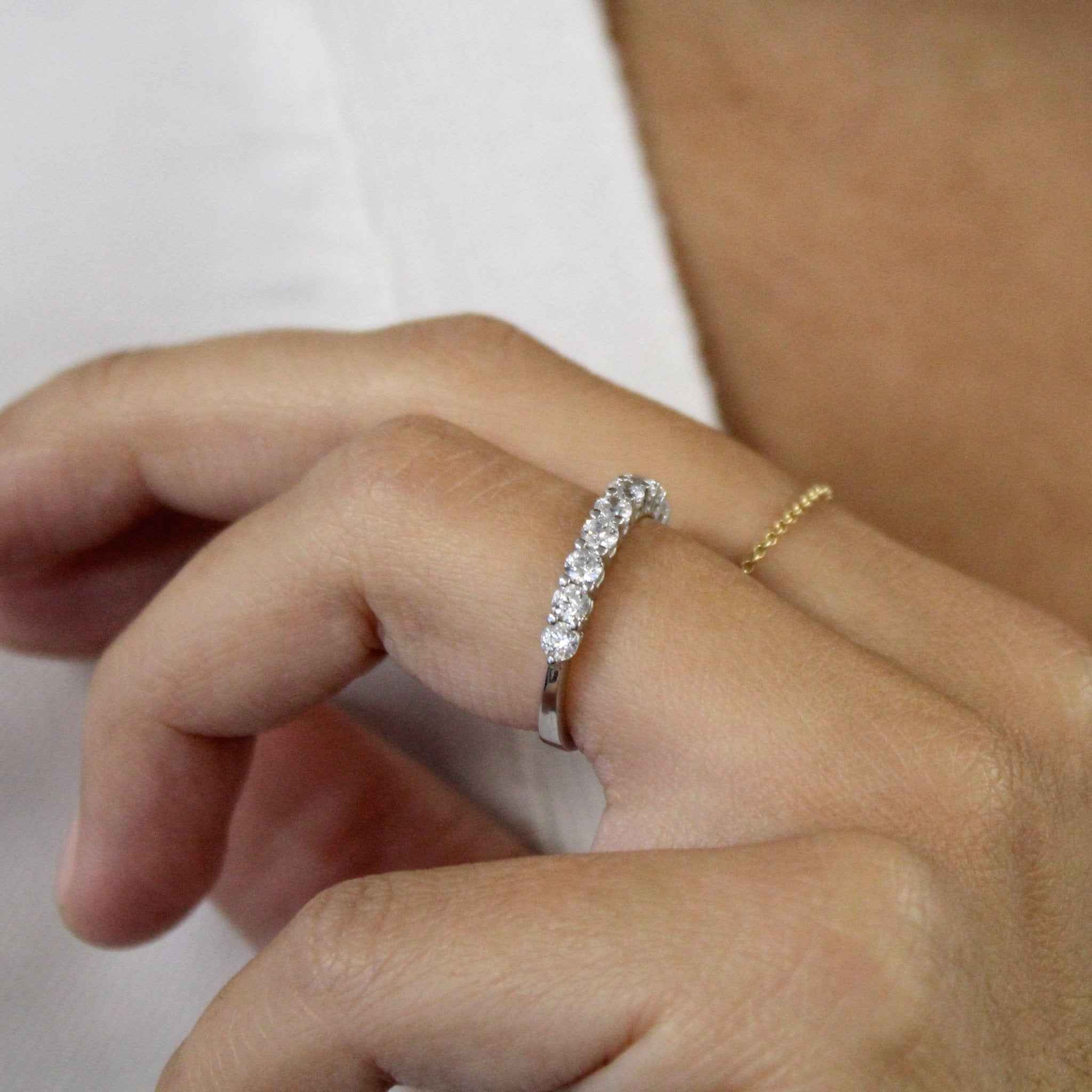anillo-de-compromiso-de-oro-blanco-18k-y-diamantes-incrustados