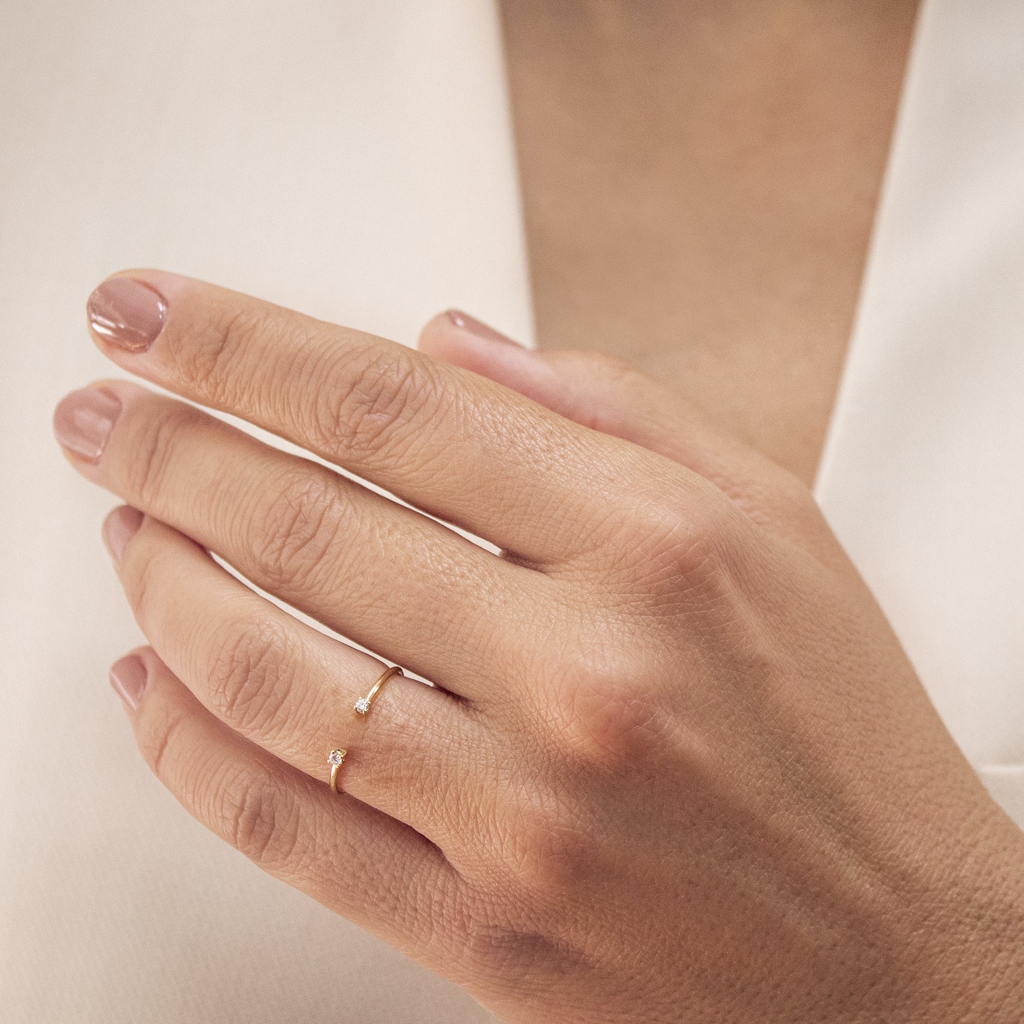 Anillo de oro 18K aro abierto y 2 diamantes
