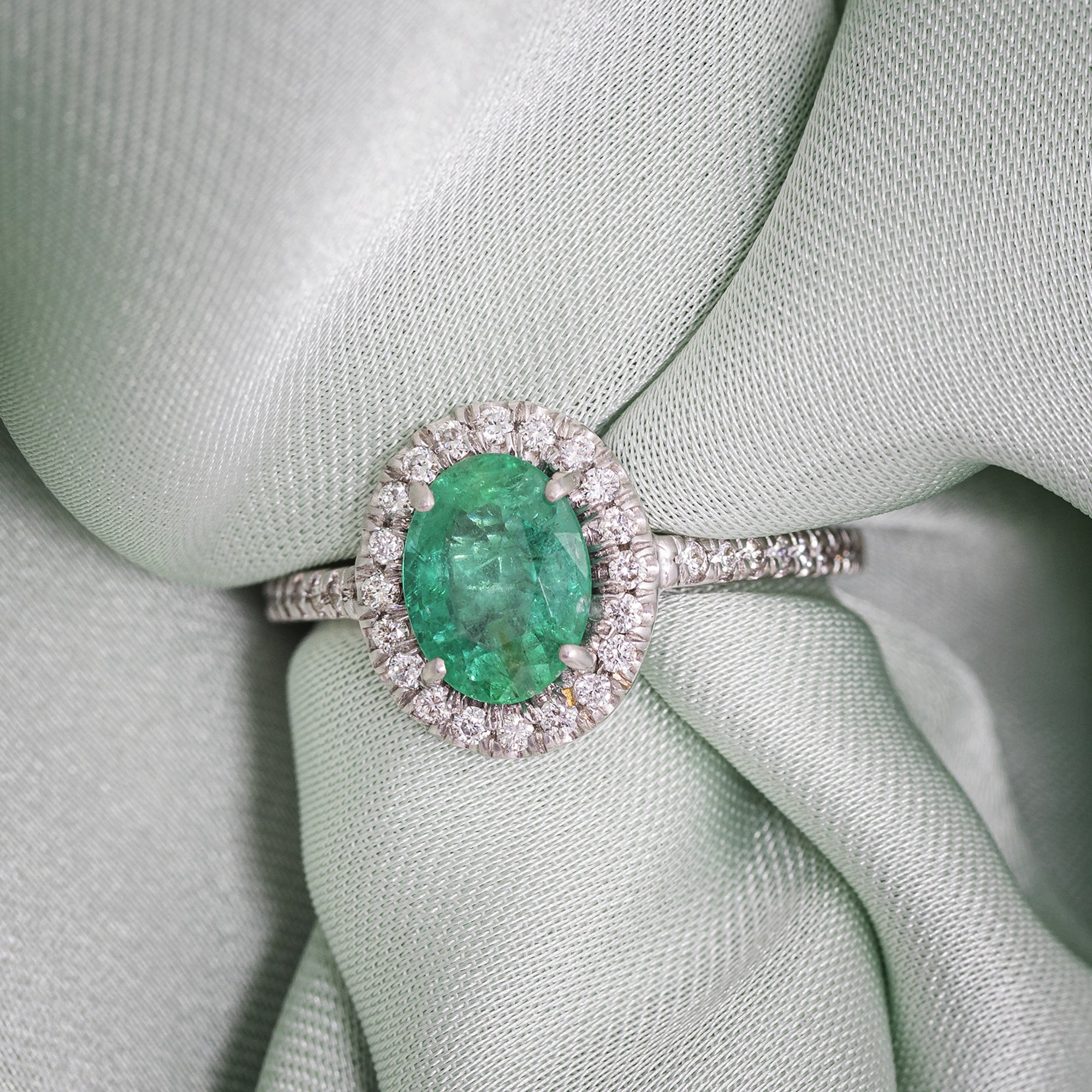anillo-de-compromiso-oro-18k-cubierto-de-diamantes-y-esmeralda-central
