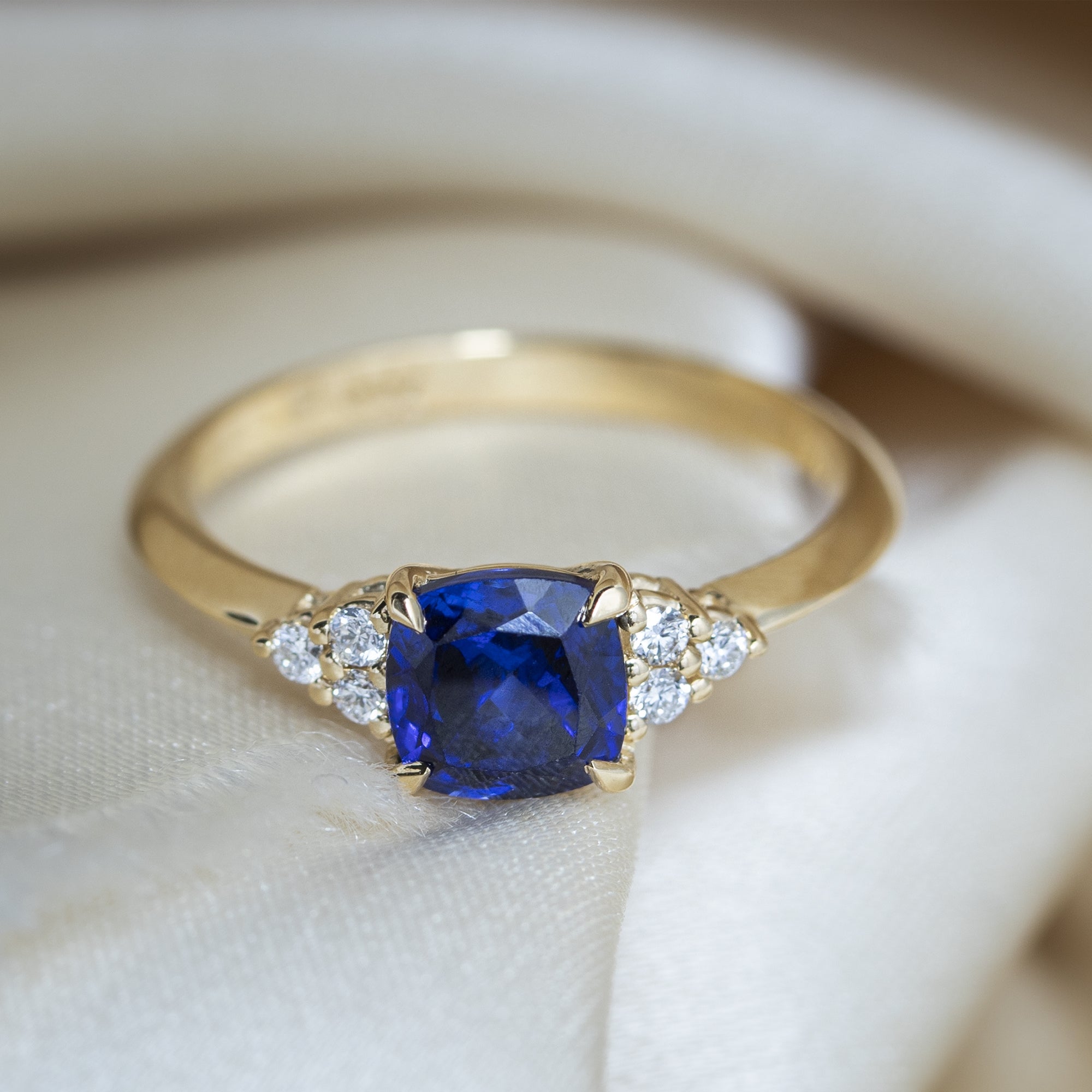 anillo-de-compromiso-de-oro-diamantes-y-zafiro