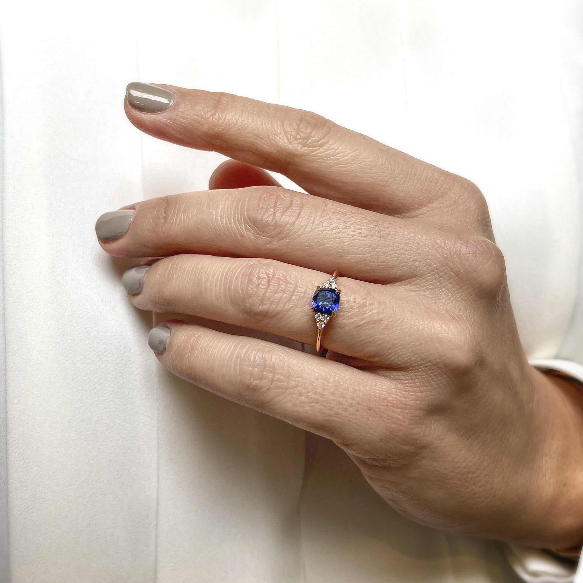 anillo-de-compromiso-de-oro-diamantes-y-zafiro