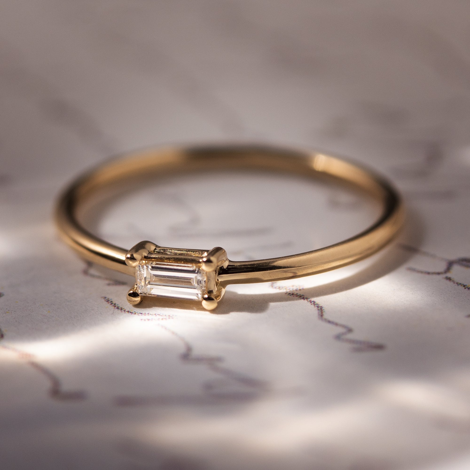 Anillo solitario oro 18K y diamante talla Baguette