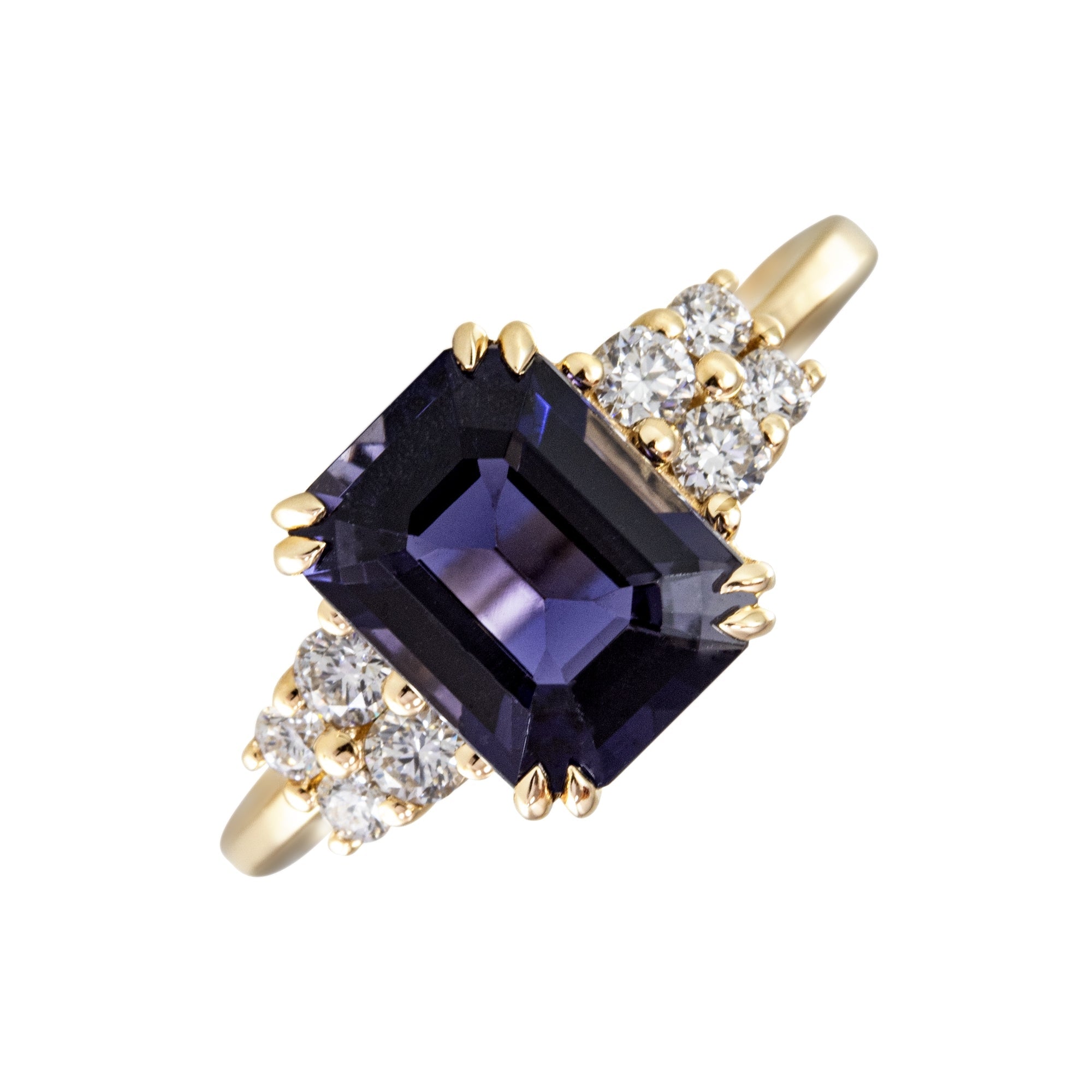 Anillo oro 18K con piedra lolita central y diamantes en fondo blanco