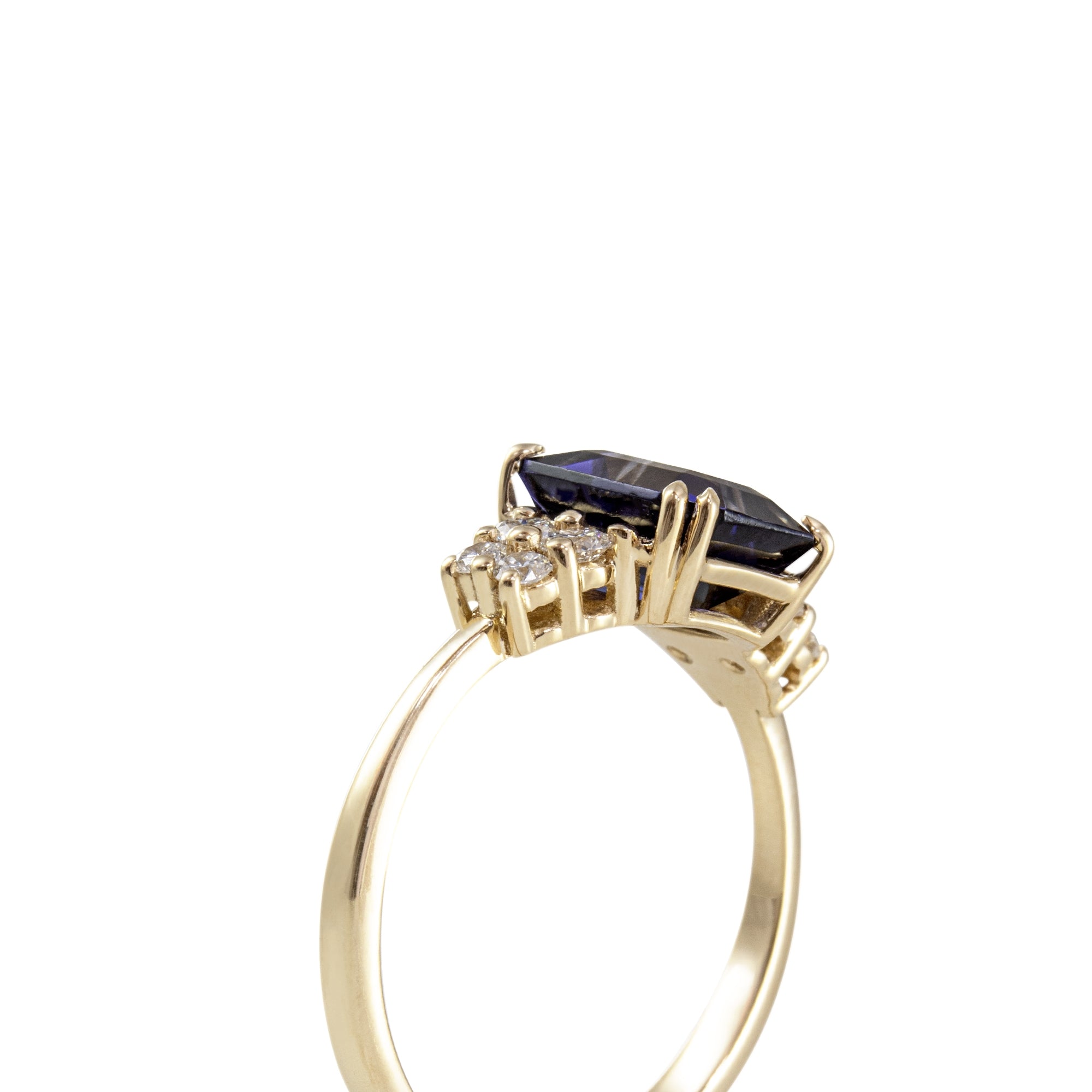 Anillo oro 18K con piedra lolita central y diamantes en fondo blanco