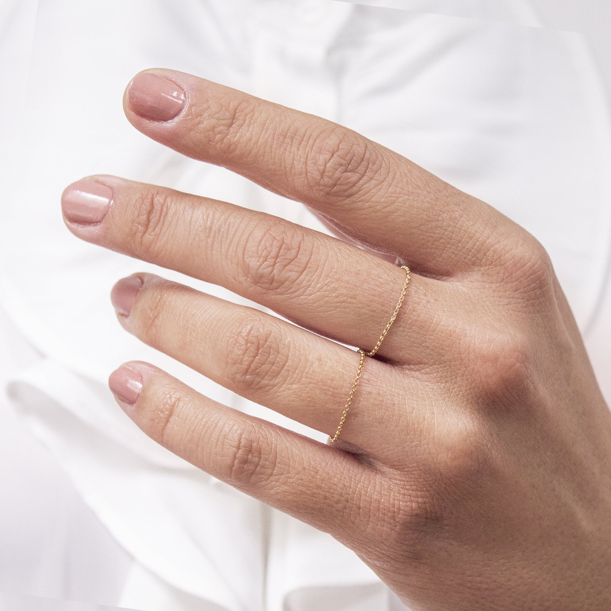 Anillo cadena en oro 18K estilo eslabón moderno en la mano