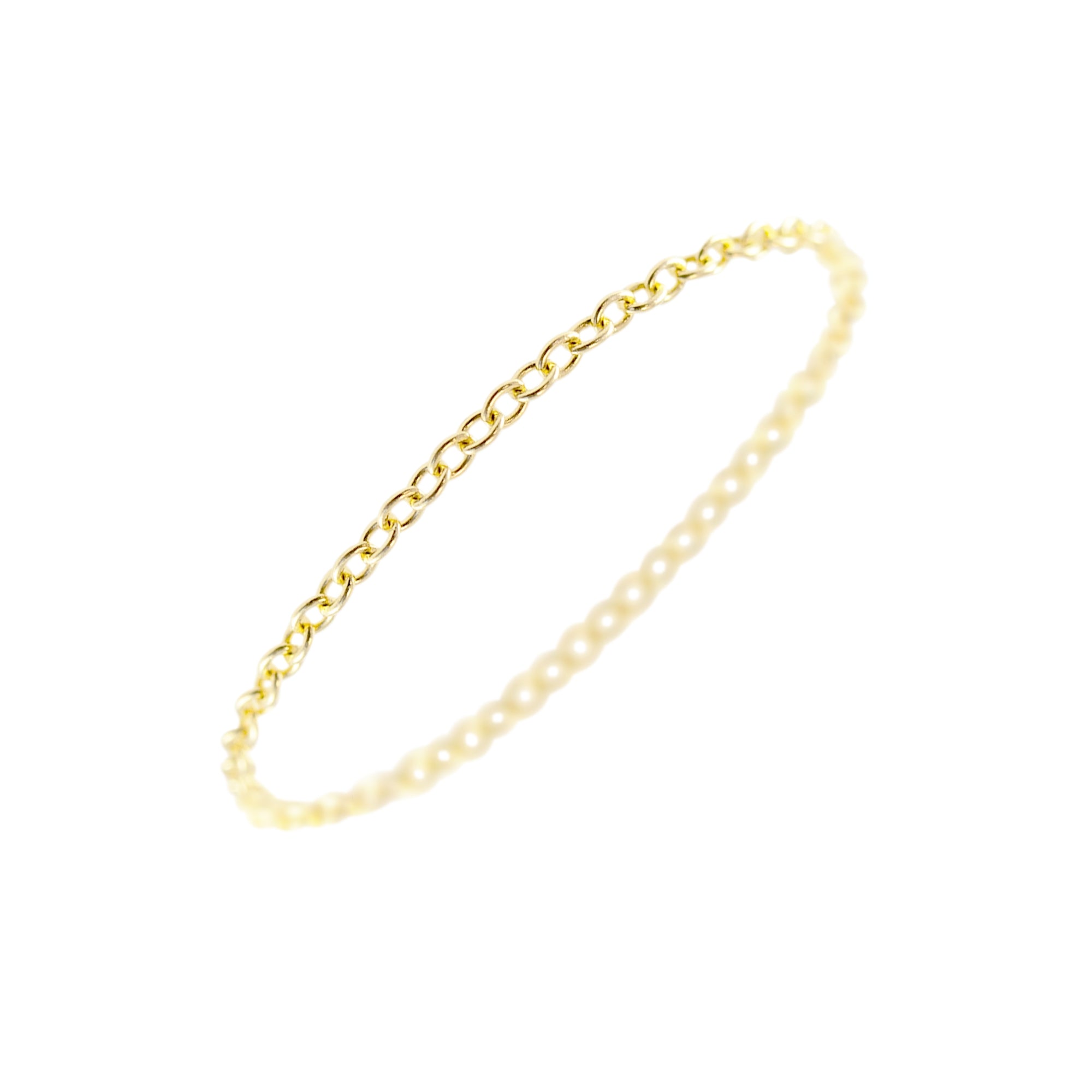 Anillo cadena en oro 18K estilo eslabón moderno en fondo blanco