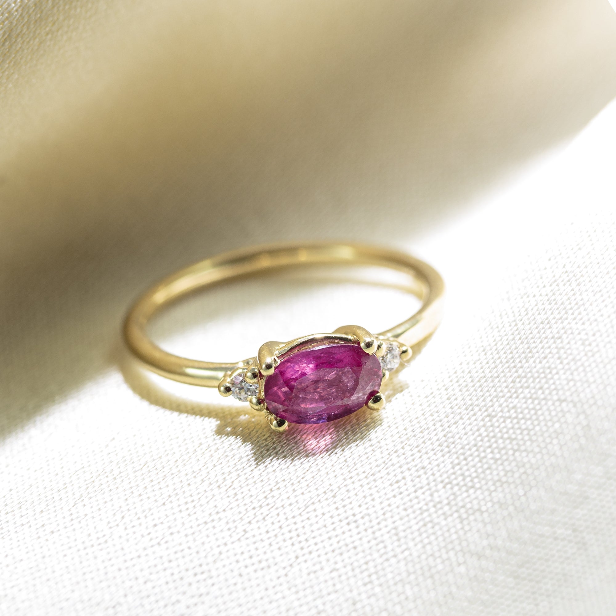 Anillo trilogía oro 18k, topacio ovalado y diamantes