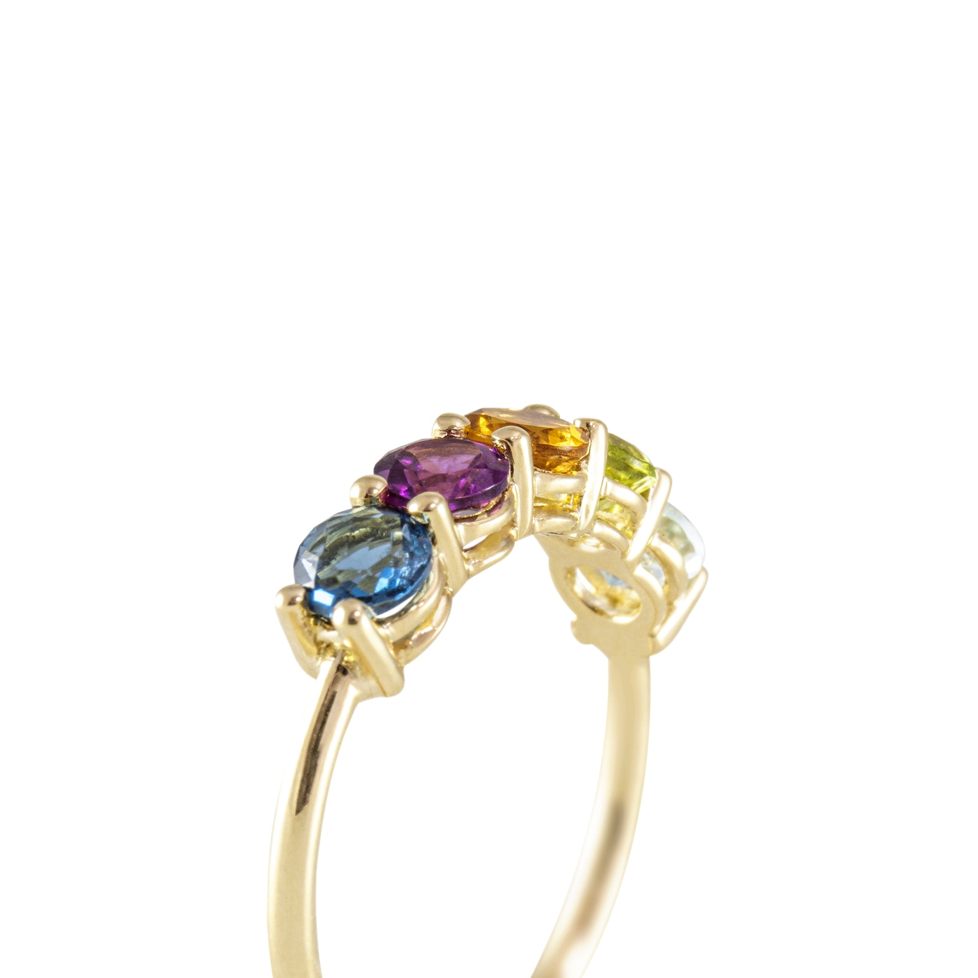 Anillo cinquillo oro 18K con piedras preciosa en fondo blanco