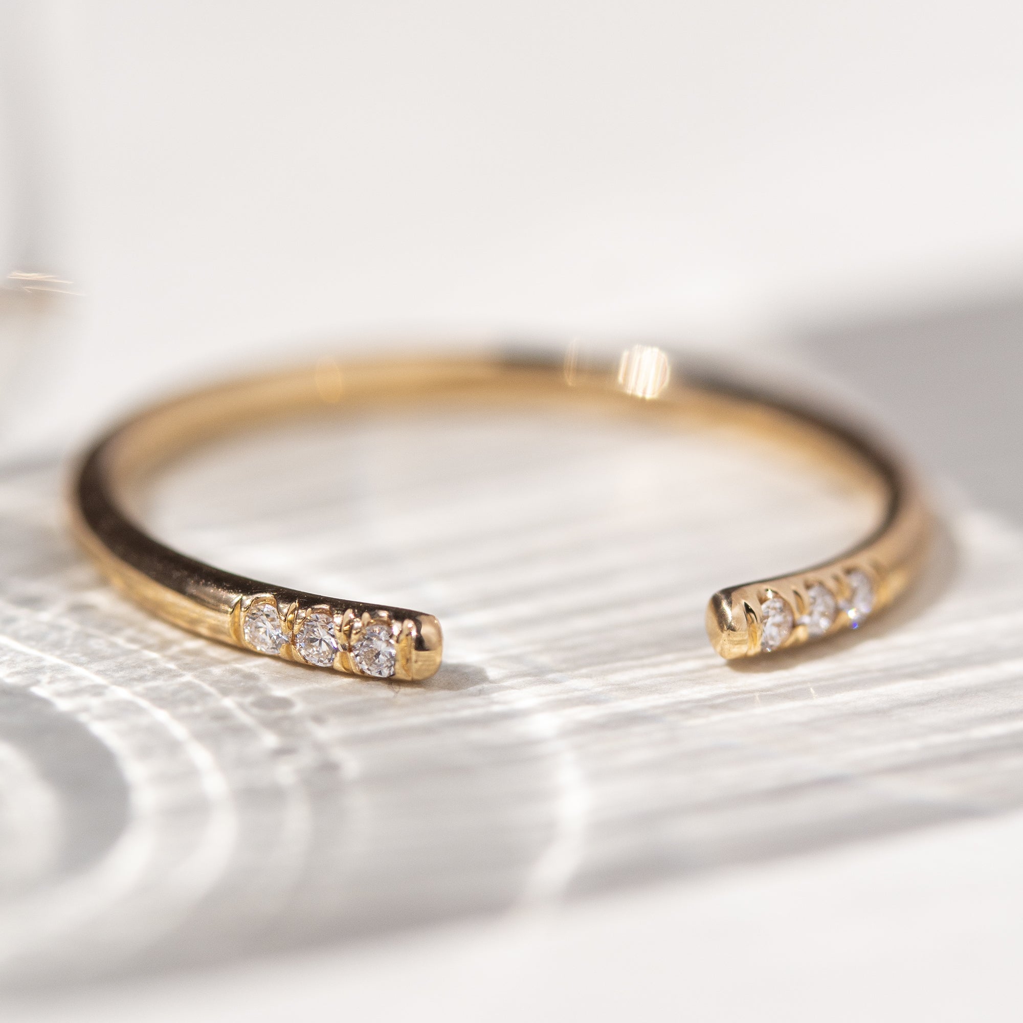 Anillo aro abierto en oro 18K con diamantes