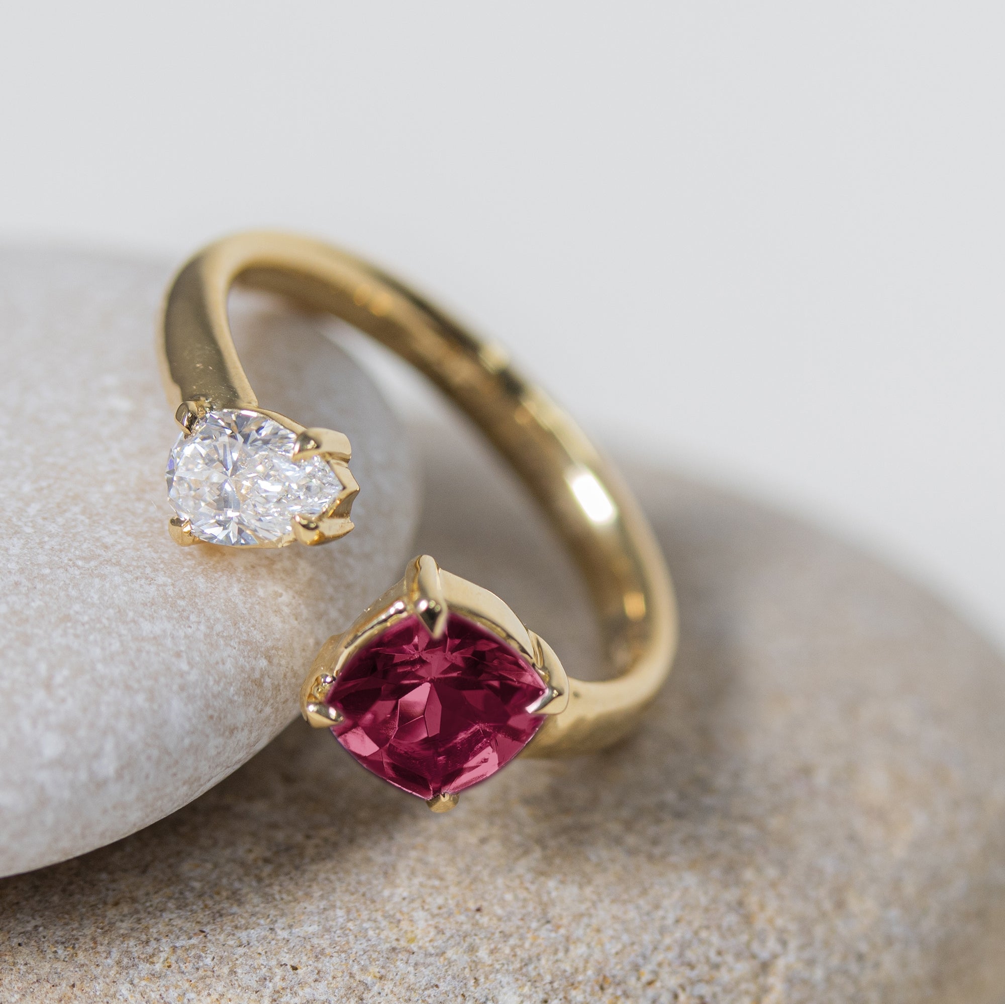anillo-de-compromiso-de-oro-18k-duo-topacio-y-rubí