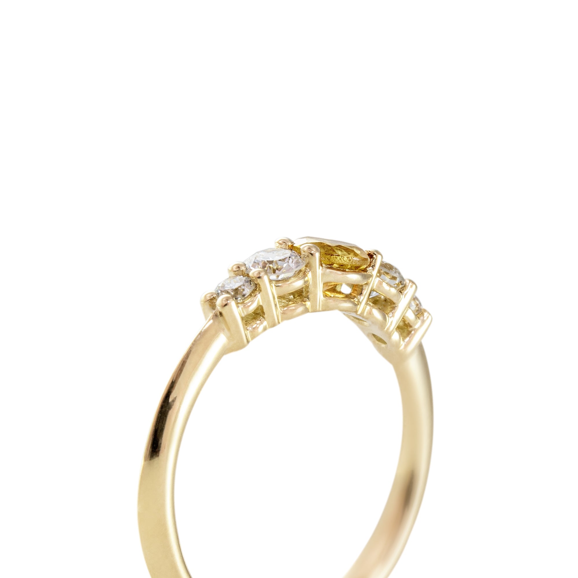 Anillo de Oro 18K con zafiro amarillo y diamantes en fondo blanco
