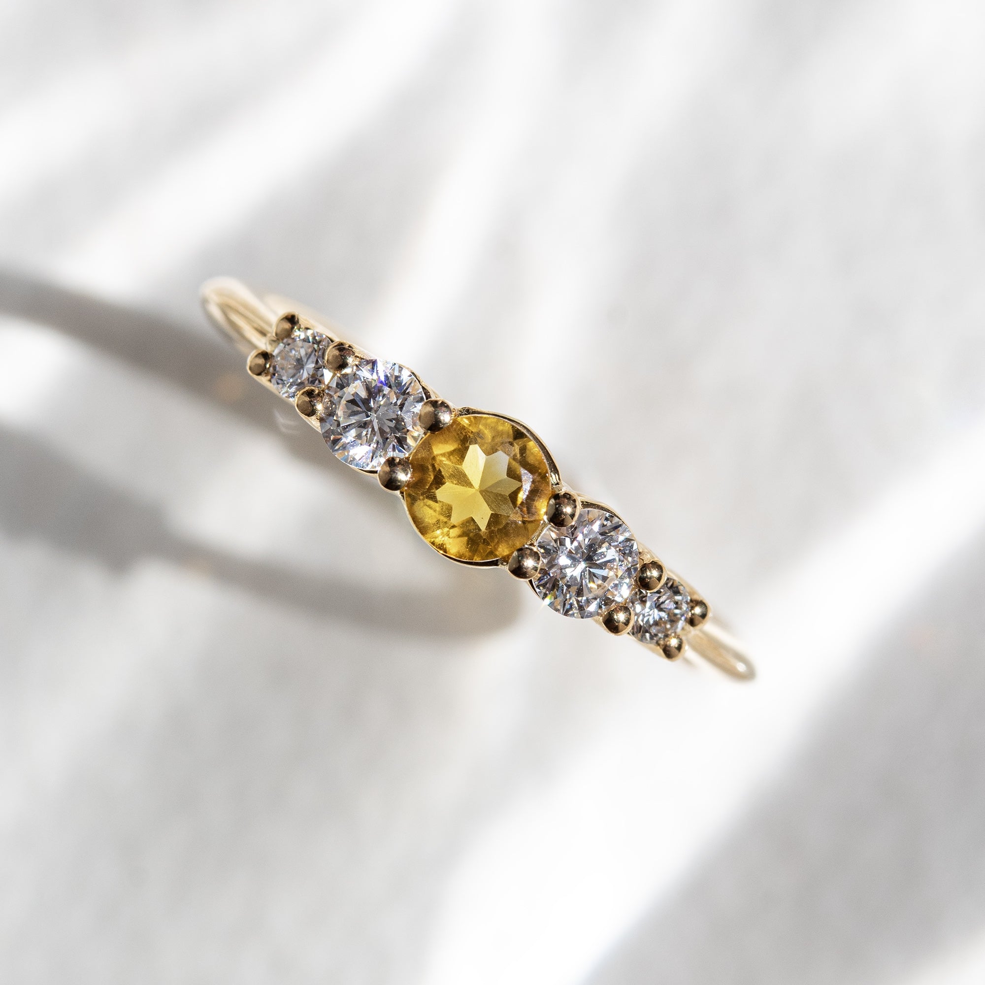 Anillo de Oro 18K con zafiro amarillo y diamantes