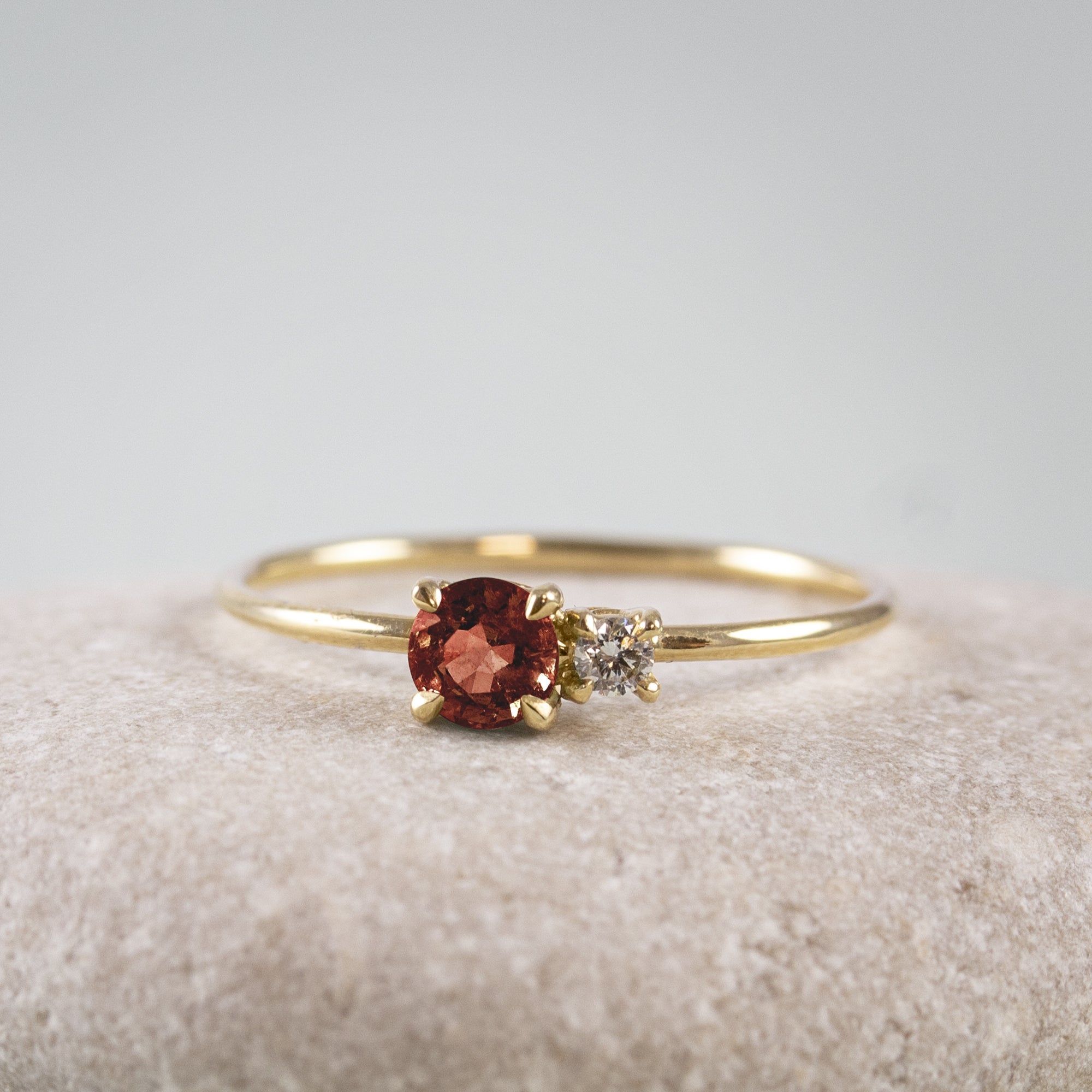 Anillo de oro 18K con piedra granate y diamante