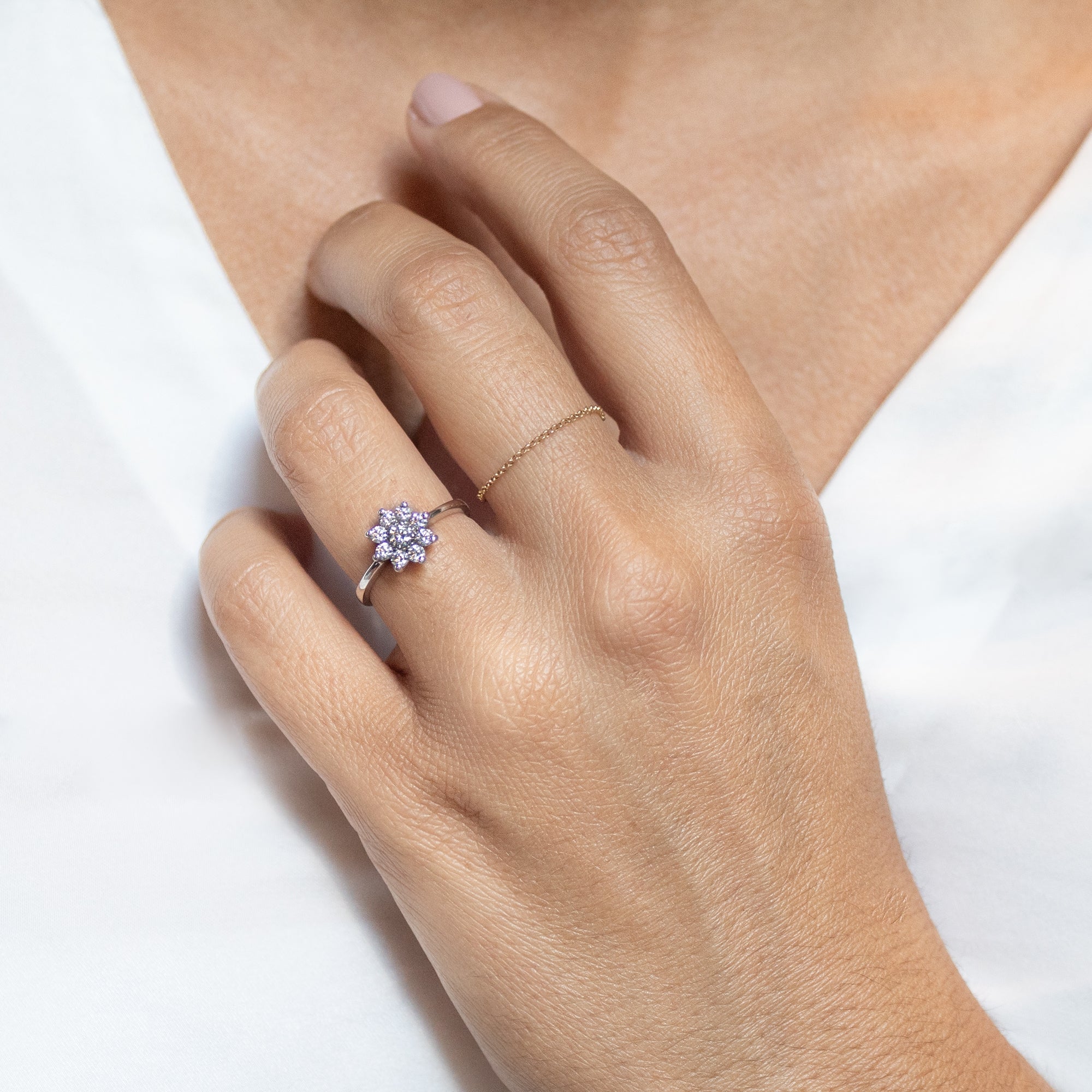 anillo-de-compromiso-flor-con-diamantes-y-oro-blanco