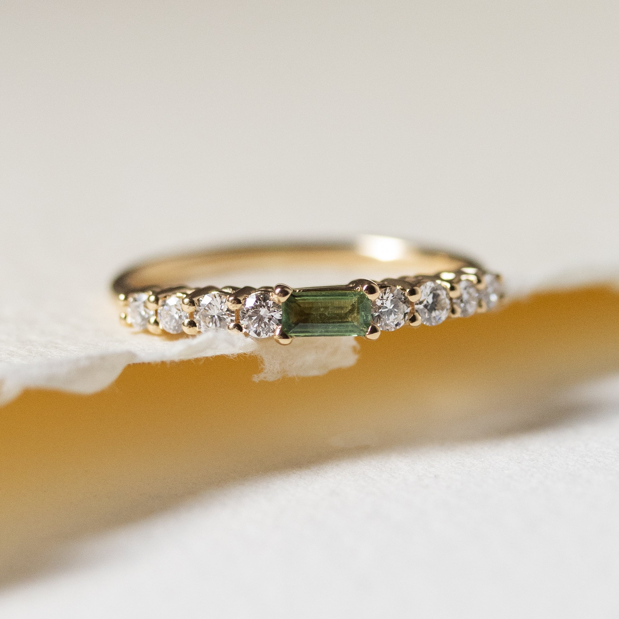 Anillo en oro 18K Turmalina verde y diamantes