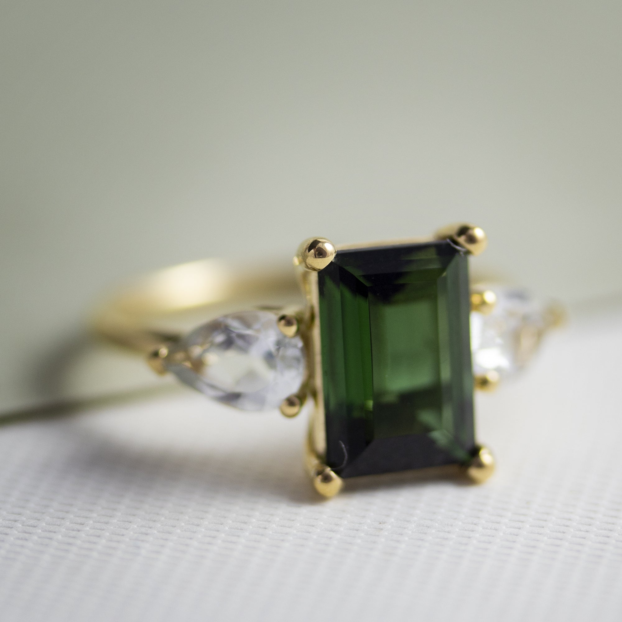 Anillo trilogía  en oro 18K de topacio, diamantes y turmalina