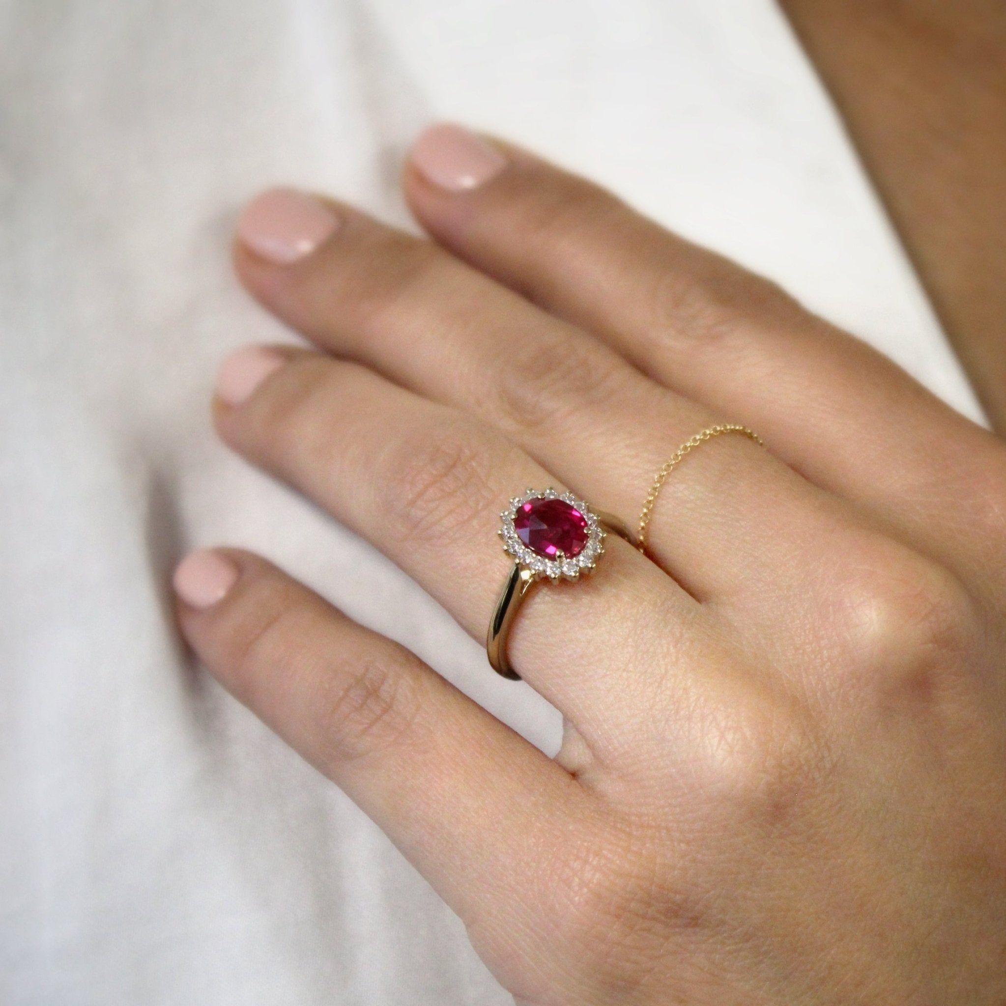 anillo-de-compromiso-de-oro-diamantes-y-rubi