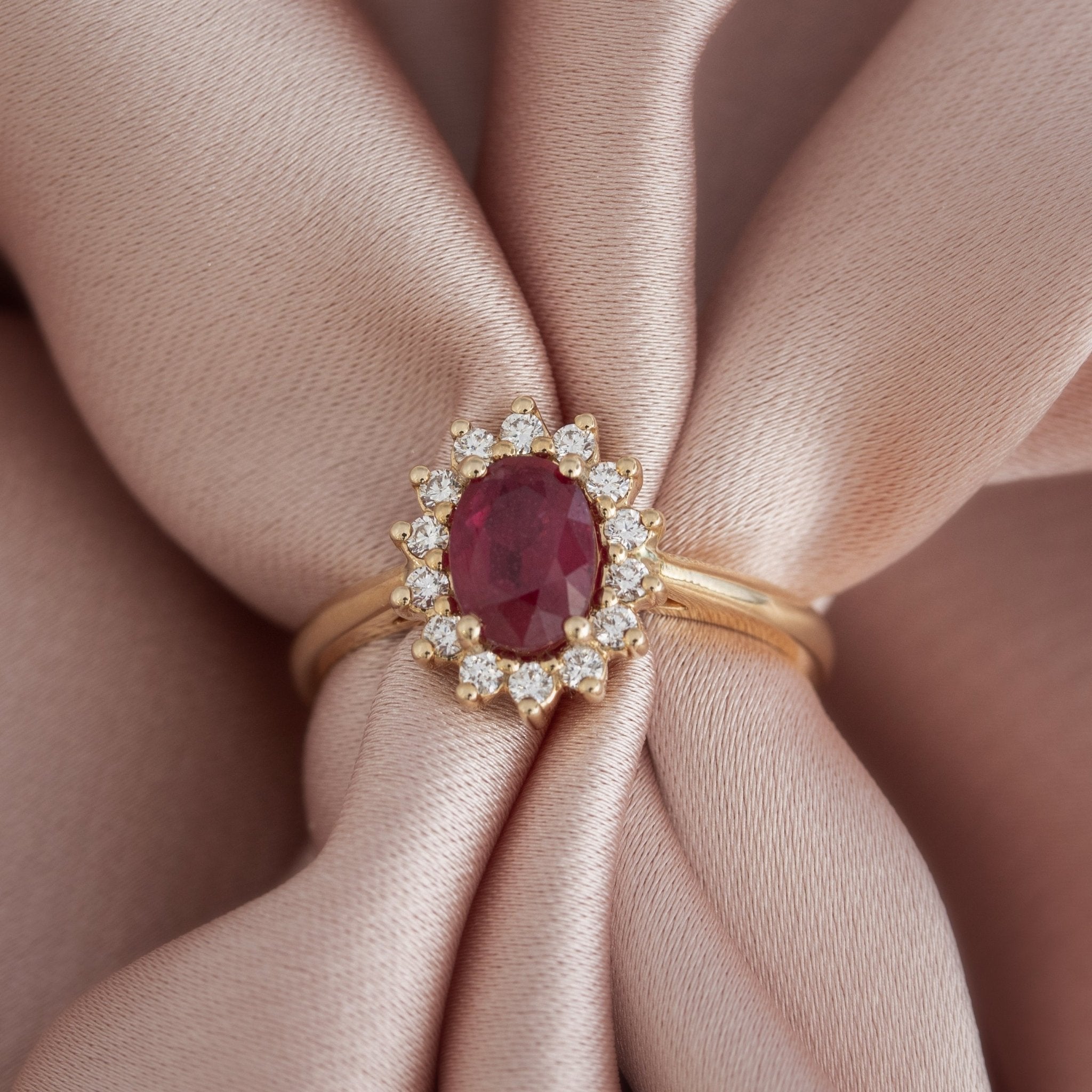 anillo-de-compromiso-de-oro-diamantes-y-rubi