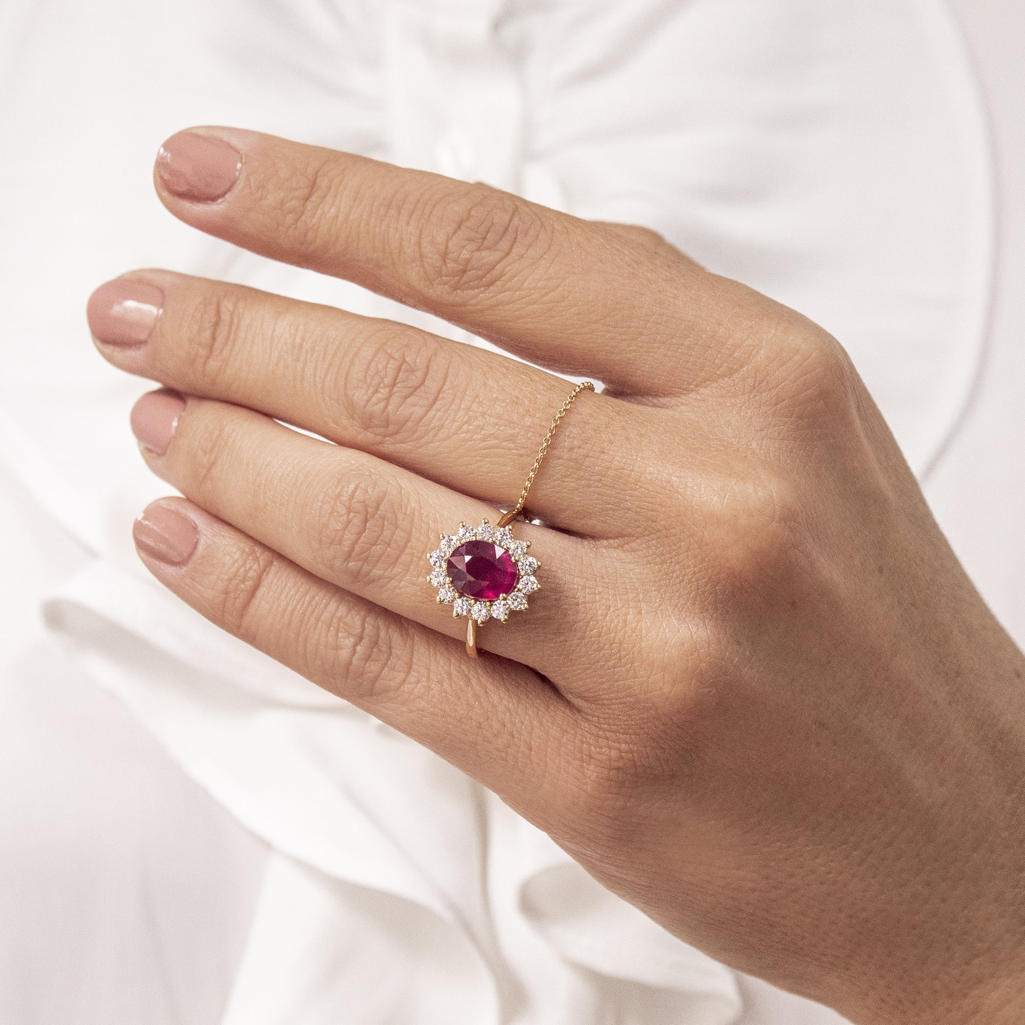 anillo-de-compromiso-rosetón-de-oro-diamantes-y-rubi