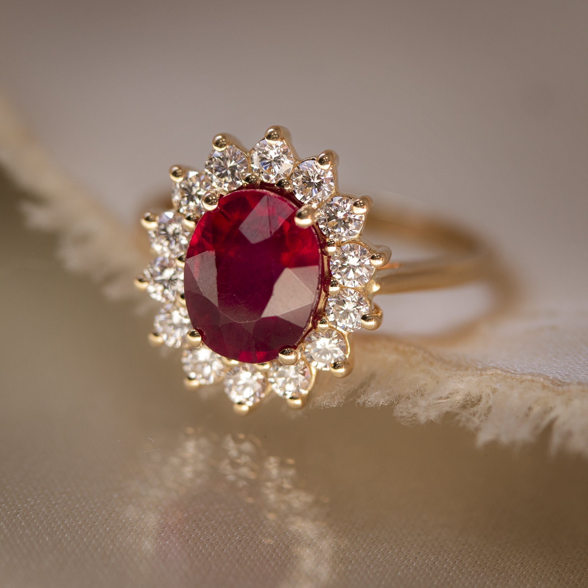 anillo-de-compromiso-rosetón-de-oro-diamantes-y-rubi