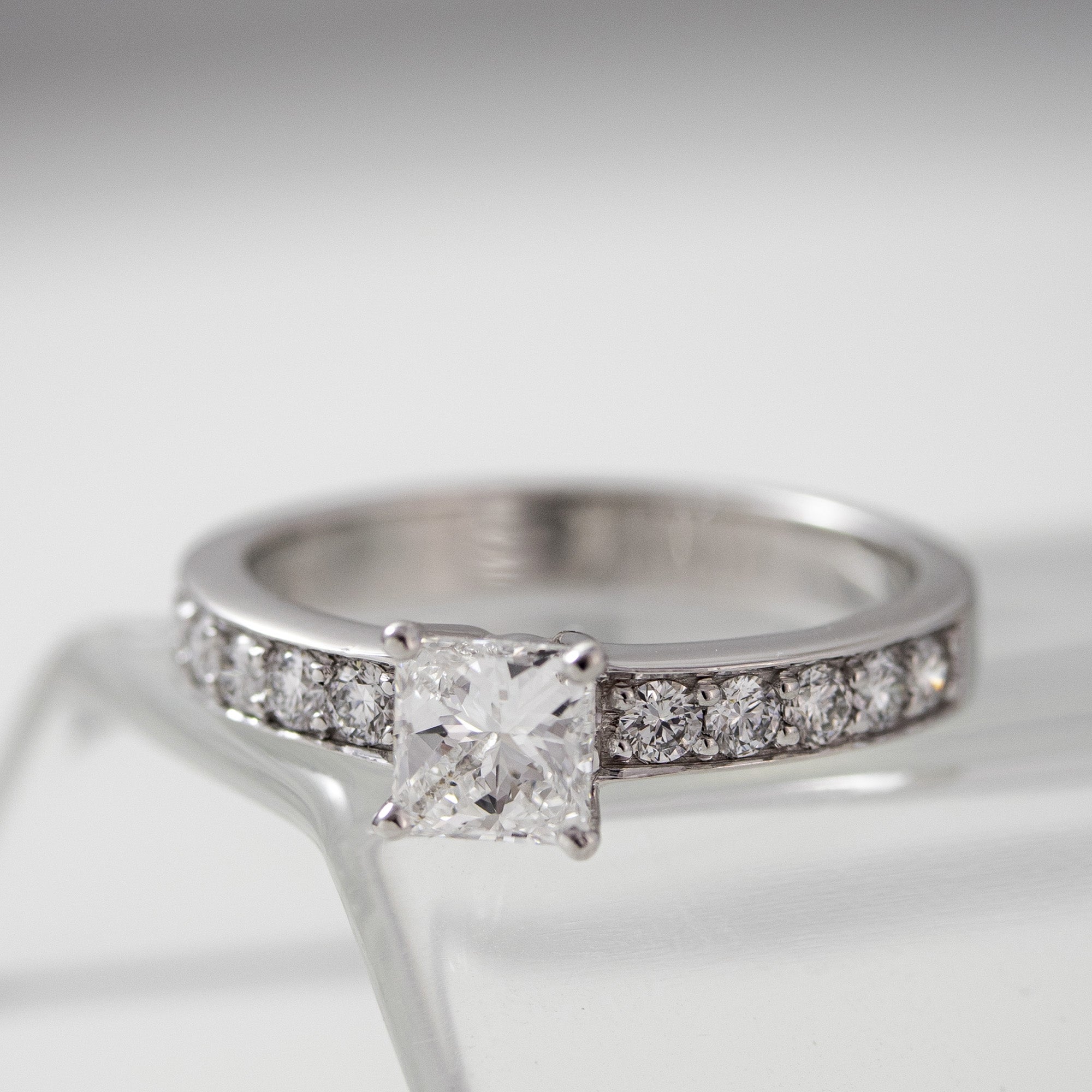 anillo-de-compromiso-oro-blanco-y-diamante-central-talla-princesa