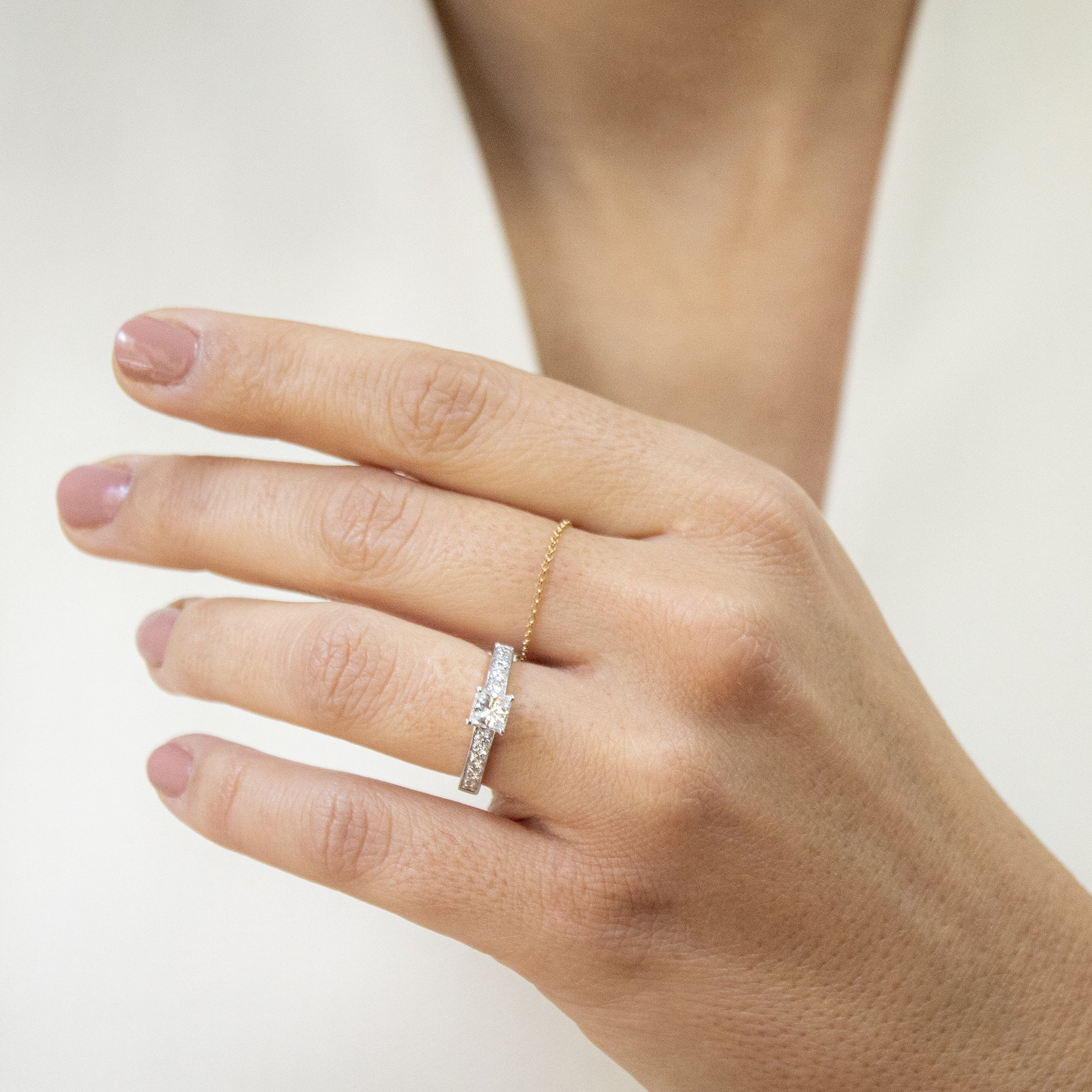 anillo-de-compromiso-oro-blanco-y-diamante-central-talla-princesa