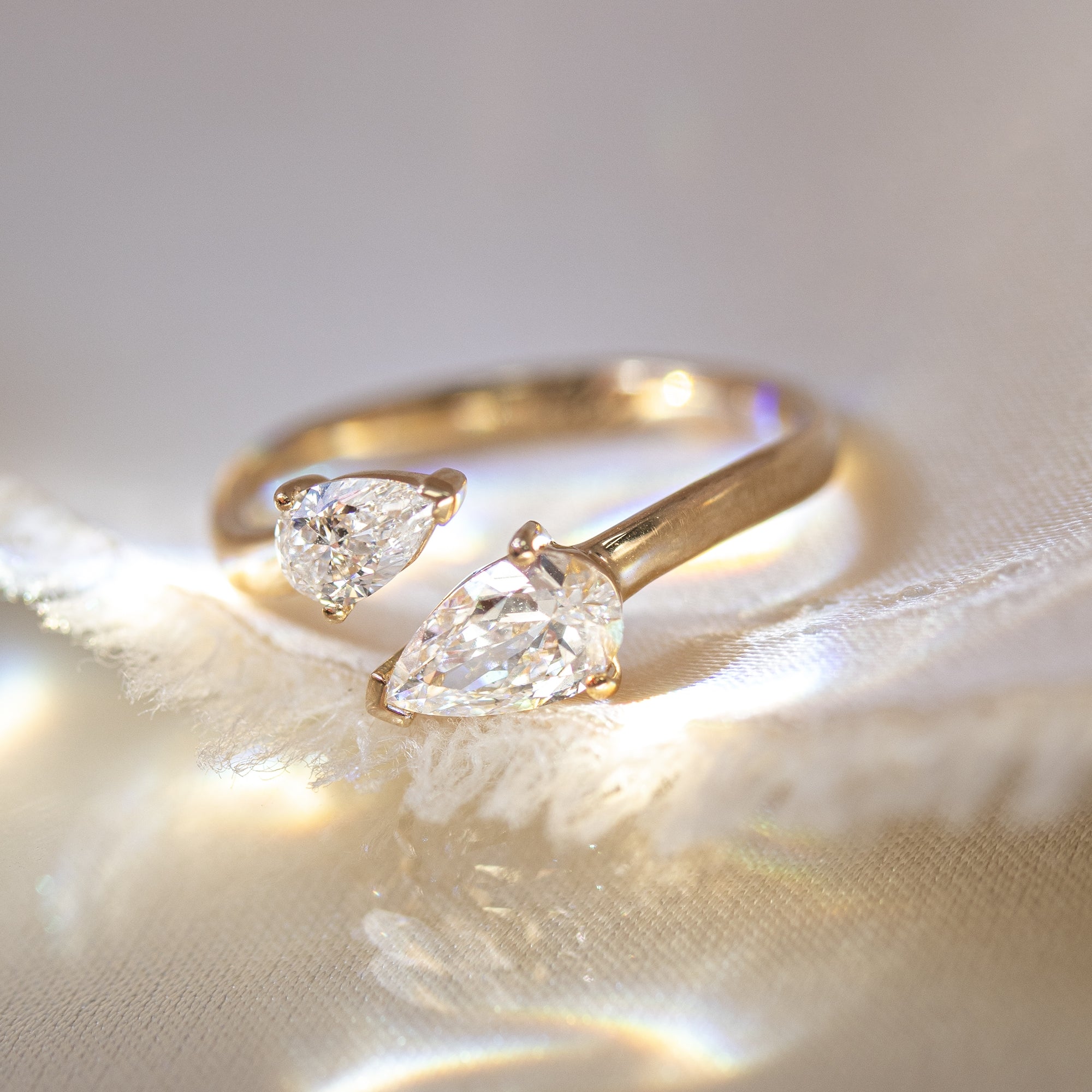 anillo-de-compromiso-duo-con-diamantes-lagrima