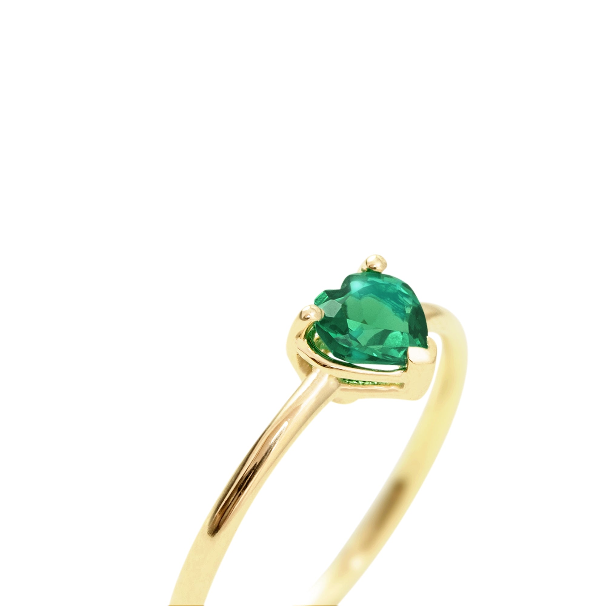 Anillo en oro 18K y esmeralda talla corazón en fondo blanco